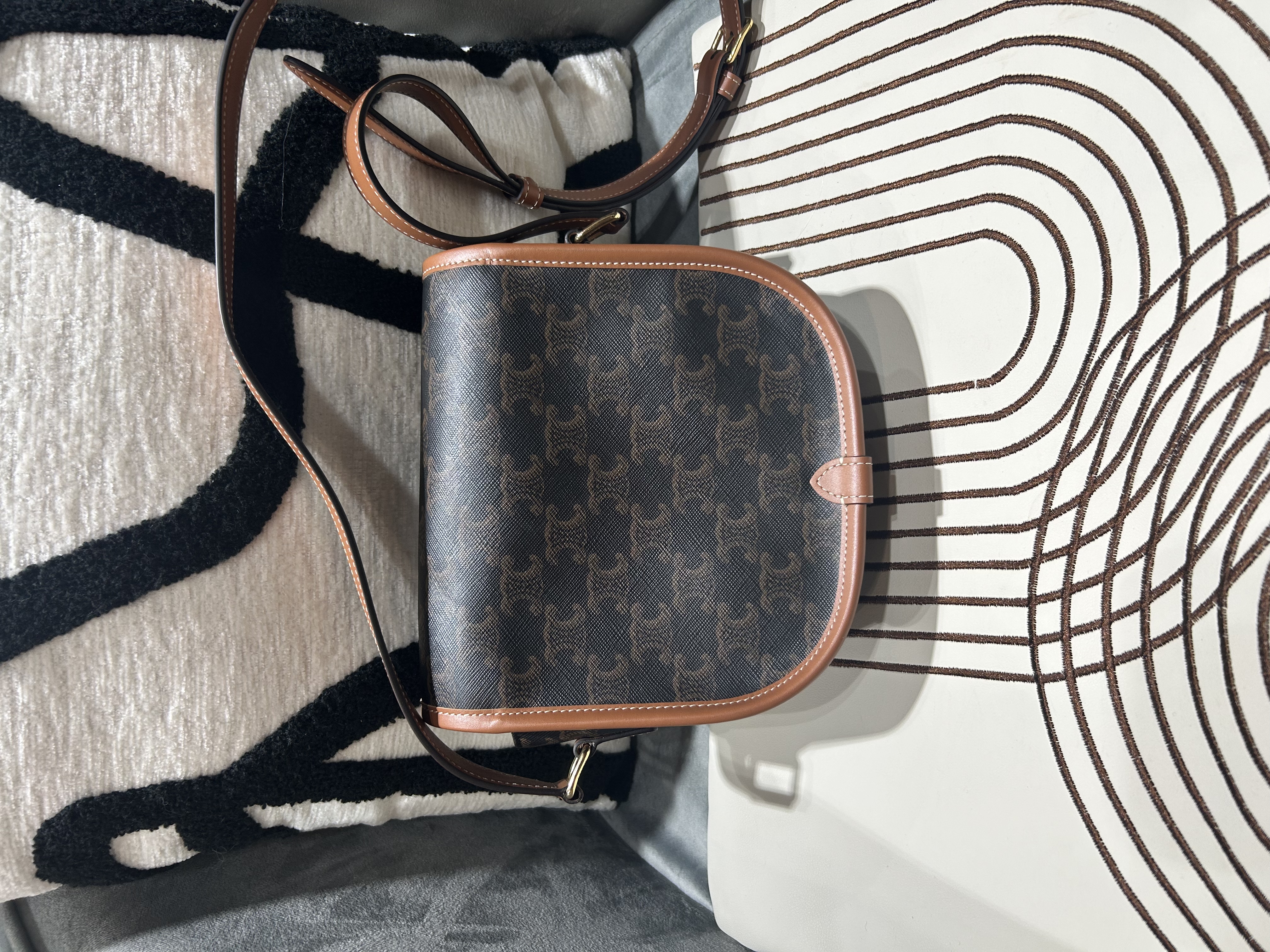 Celine folco medium triomphe bag  100%Authentic,99% new  ✅dust bag✅booklet