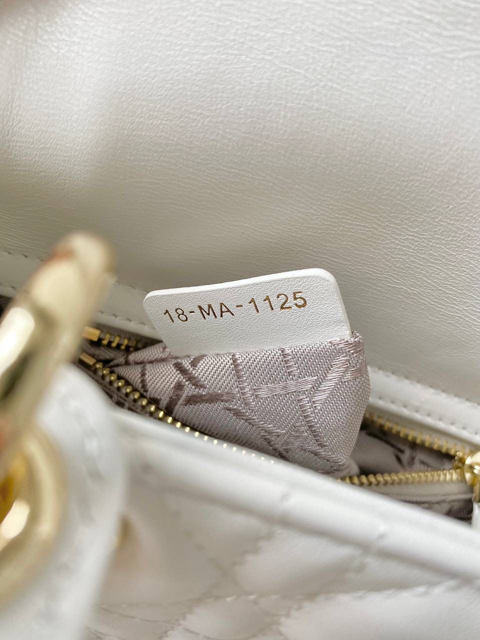 白金🎀𝗗𝗜𝗢𝗥 𝗟𝗮𝗱𝘆羊皮三格金扣🌟 女生必须要拥有的一只经典款 一年四季爆卖，老客每天都在补单 细腻柔软质感不是国内皮可以比的 进口原厂羊皮➕全钢五金，终极版 （标配两条肩带） size：17cm