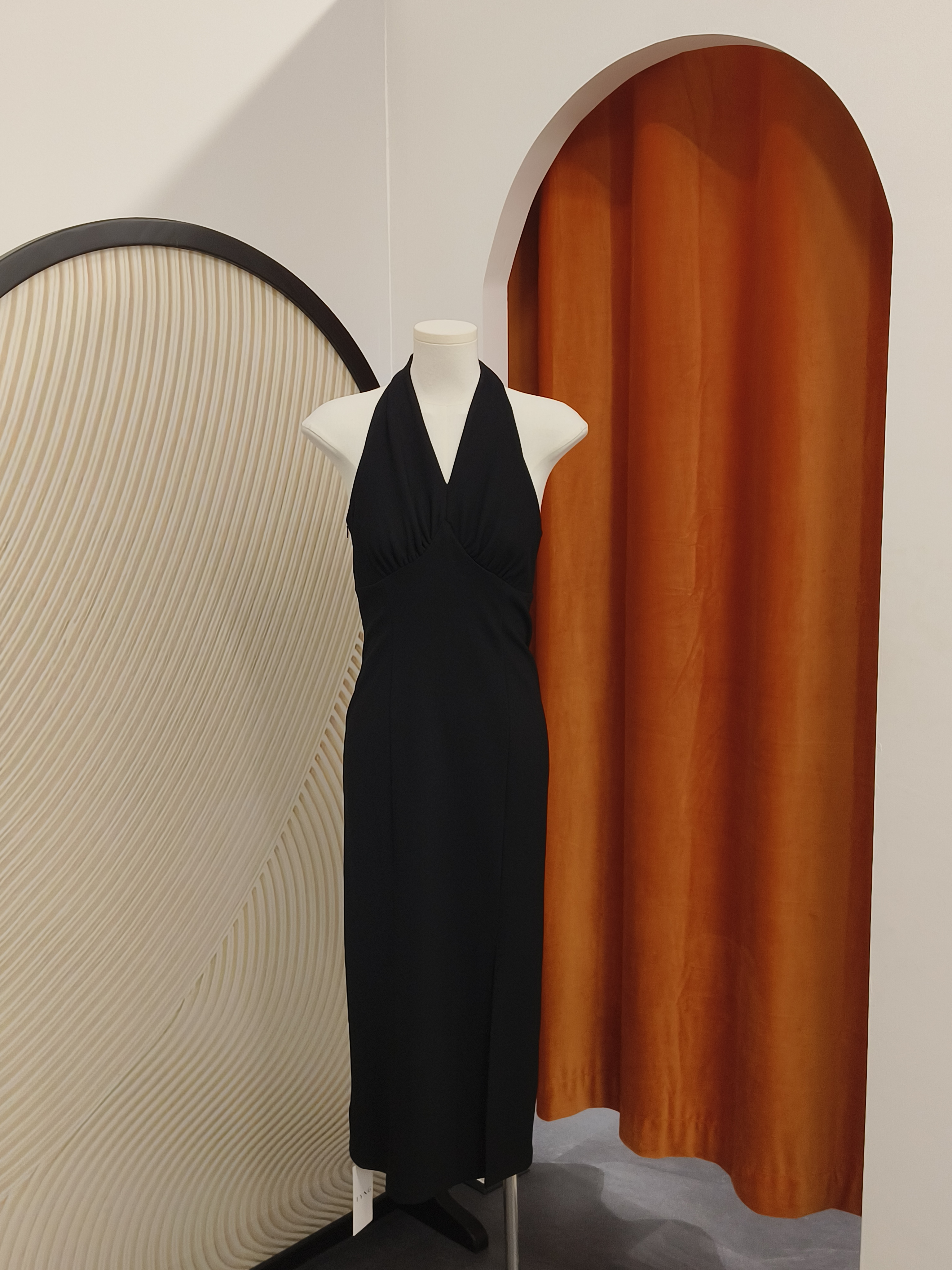 V领挂脖连衣裙 Halter Neck Slim Dress