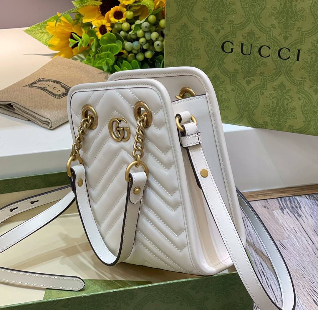 ✈️✈️✈️ 🔥𝐌𝐚𝐫𝐦𝐨𝐧𝐭 迷你托特# ▫️型号：696123 ▫️尺寸 19*16*6cm 经典款中很火很火的有木有，皮革全新升级。原厂牛皮➕顶级五金❗️经典双G设计，最好卖的款，简单的手拎斜挎设计，立体绣花让整个包活跃了起来，手拎带与斜挎肩带都🉑️拆卸，包身挺阔 容量非常充裕！788590