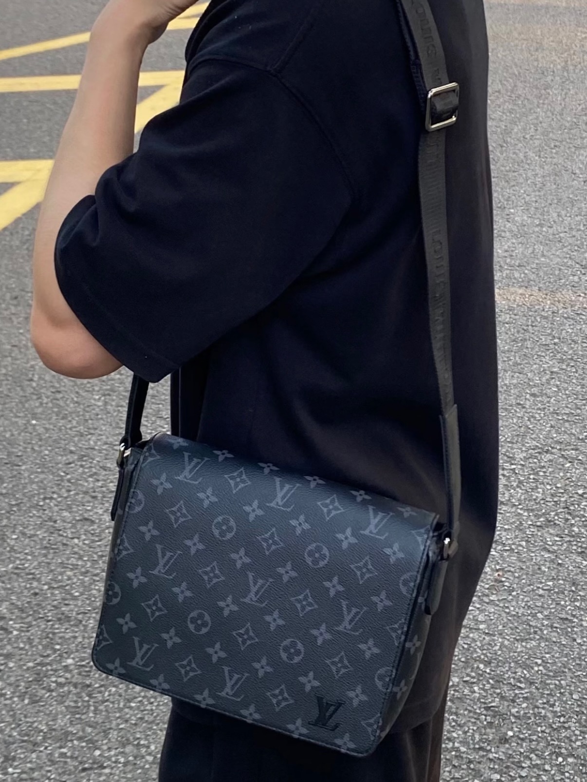 Lv👜 PRE OWNED 🛍️黑色 老花郵差包 pm size🖤