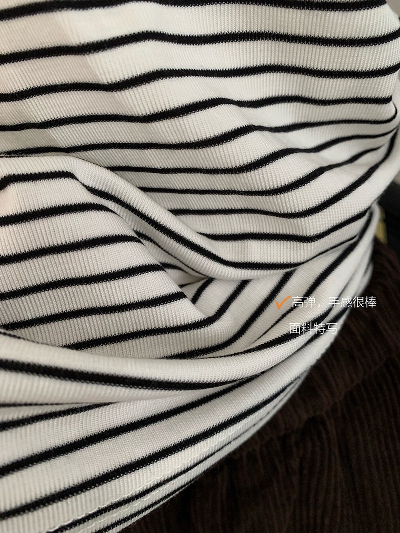 显瘦U领撞色线条Tee