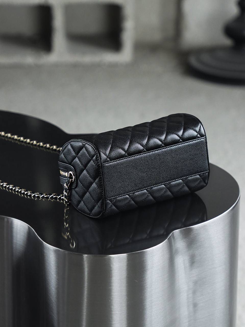 25P迷你保龄球鑒定版👜 一包一碼 支持全球鑒定查驗身份證原廠專G Hass皮料過關清單資料可査詢 25P春夏季的黑馬波士頓保齡球！ 時尚就是經典的輪回，保齡球圓筒的造型超可愛！ 包身圓潤流暢的線條，既保留了復古韻味，又融入了現代時尚感！ 五金：厚鍍14K淡金扣 皮料：Hass中球纹牛皮 尺寸：11.5*18.5*11cm