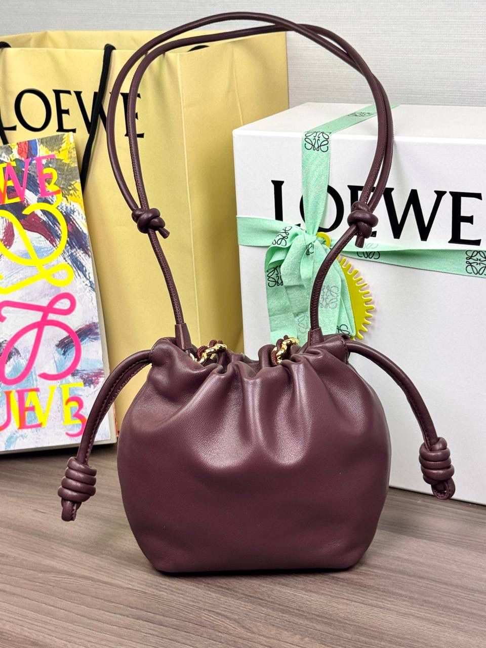 🎈迷你链条款𝙁𝙡𝙖𝙢𝙚𝙣𝙘𝙤 𝙋𝙪𝙧𝙨𝙚羊皮 ——【勃艮第红】 尺寸：𝟐𝟑.𝟓-𝟓-𝟏𝟕𝐜𝐦 编码：062347 👉🏻延续福袋收缩绳褶皱设计，羊皮包身手感细腻柔软❤️ 👉🏻链条肩带➕皮肩带的双肩带设计，时尚百搭，给足了集美们多样化的选择。肩带可拆卸可调节，磁扣开合，正面烫金𝙇𝙤𝙜𝙤，呈现出高贵典雅的视觉感😍 👉🏻独家背景➕独家品质➕独家全套砖柜礼盒套装，市场高端品质皆在我手✌🏻