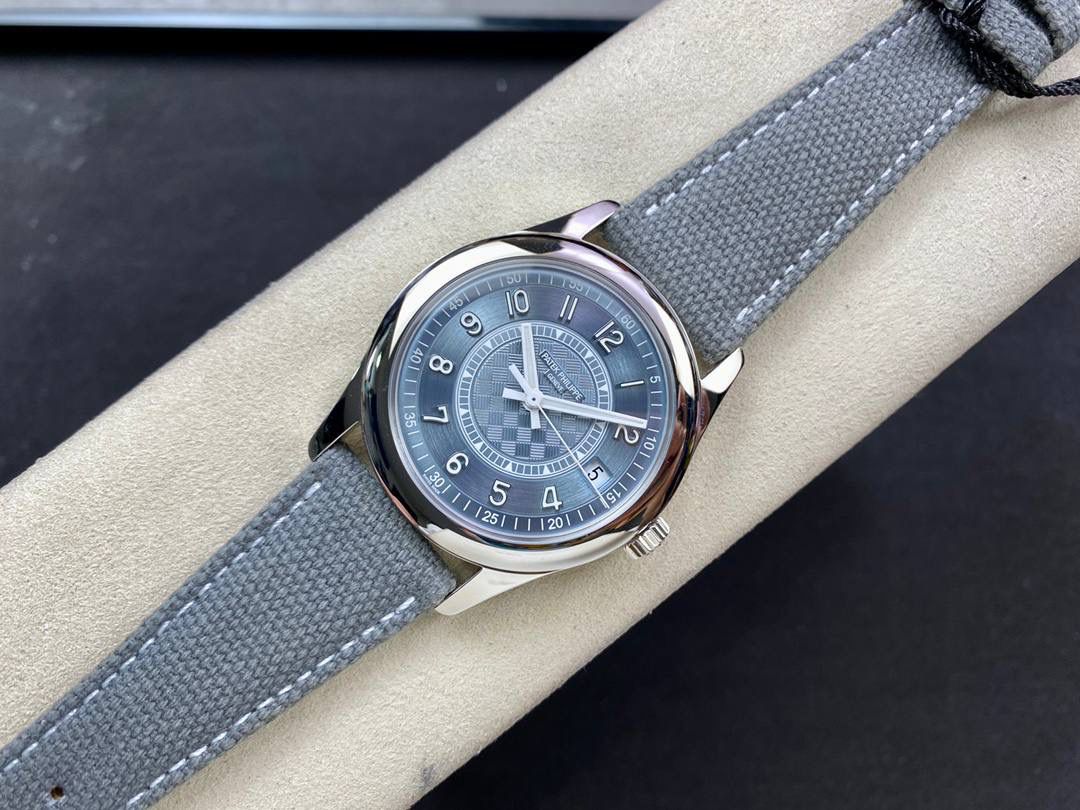 全新推出升级V2版 PP百达翡丽6007A-001Calatrava(普朗莱乌特制表大楼纪念款).V2版颜色经过数次调配，终于显示了PP独家的灰蓝色(既不灰，也不蓝)，100%还原百达翡丽的“蓝色贵族”.✨✨ 腕表40MM采用不锈钢材质的表壳以及宽阔的弧形表圈设计，线条优雅细节到位，十分醒目。充满动感活力的表盘结构，具有“碳型”菱格纹理和LOGO的机镂圆盘，三角形标记的轨道式刻度环，压嵌式阿拉伯立体字块，整体的灰蓝色沉稳典雅。蓝宝石水晶透盖上刻有Calatrava十字星图案和“New Manufacture2019”字样。搭载了兄弟厂PPF独家定制的第三代Cal.324SC一体机芯，配备硅游丝。动力储存 45 小时。表带白色缝线的小牛皮也独具特色，经压花处理，呈现出纺织面料纹理，有强烈的运动感🏃‼️