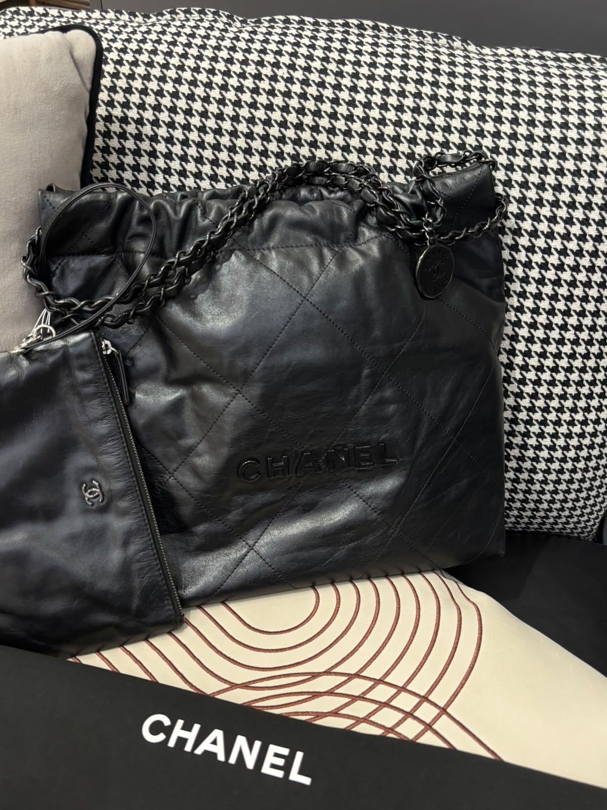 Chanel 22 small so black calfskin,100%Authentic, 95%new ，✅晶片✅Dust bag✅box
