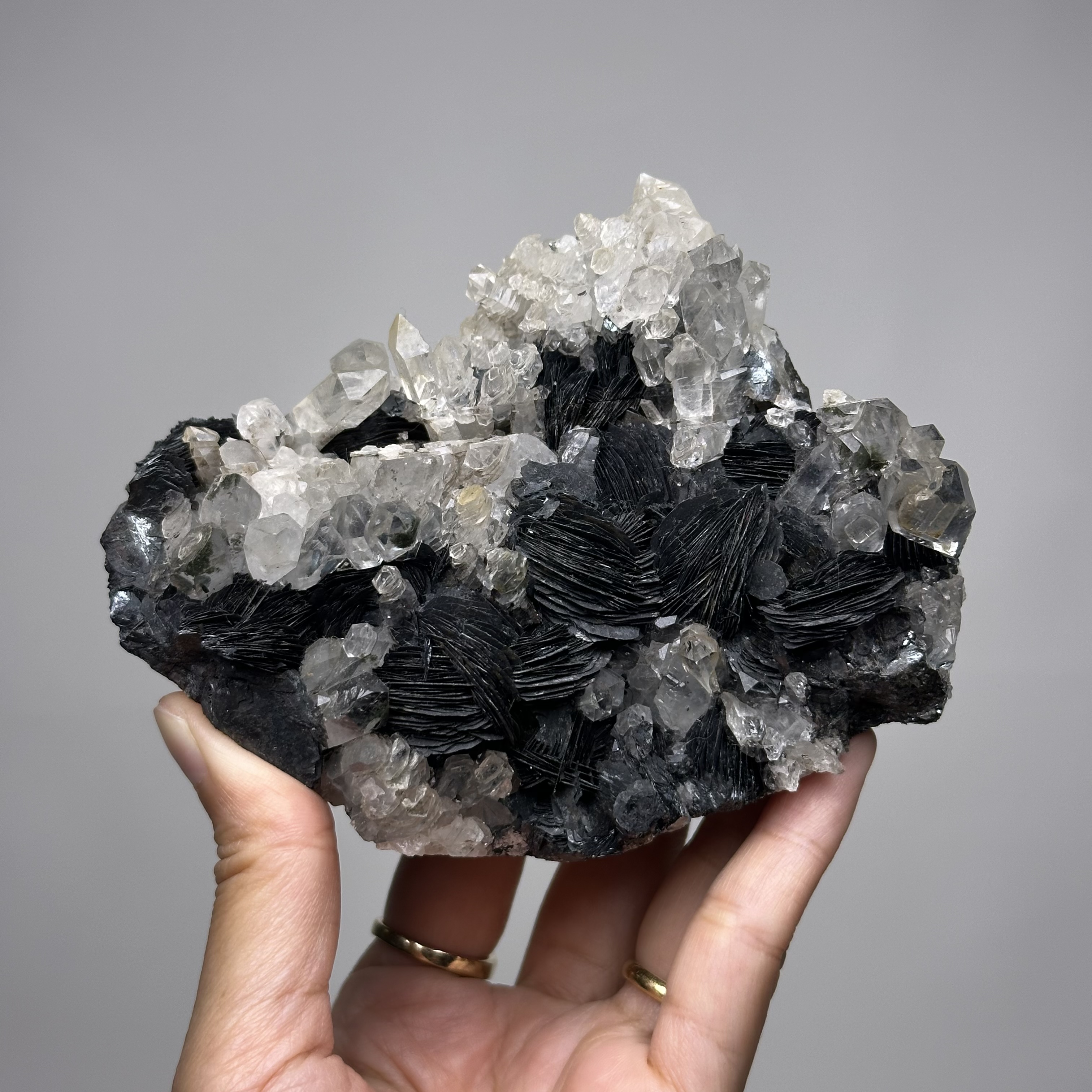 鏡鐵礦共生白水晶簇 - Hematite and Quartz