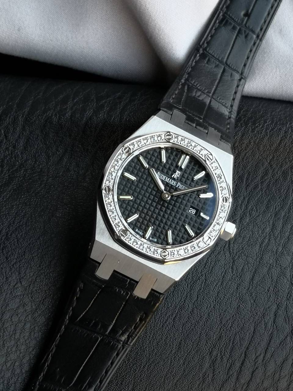 🚀爱彼皇家橡树系列不惜成本镶嵌世界最顶级的120切面施华洛顶级锆石，每一颗都攥刻有swarovski zirconia（用放大镜可看到，行业唯一一家），Swarovski zirconia是全球首款合成立方氧化锆，完全符合首屈一指的国际钻石评级权威GIA在评定钻石切割等级的综合标准，凭借无可比拟的璀璨光芒，可媲美钻石！整体效果已无限接近正品！可谓用心良苦，超高性价比带来的正品即视感为之点赞‼️ SWAROVSKI ZIRCONIA是全球首款合成立方氧化锆完全符合首屈一指的国际钻石评级权威，美国宝石协会(Gemological Institute of America，简称GIA)在评定钻石切割等级的综合标准。