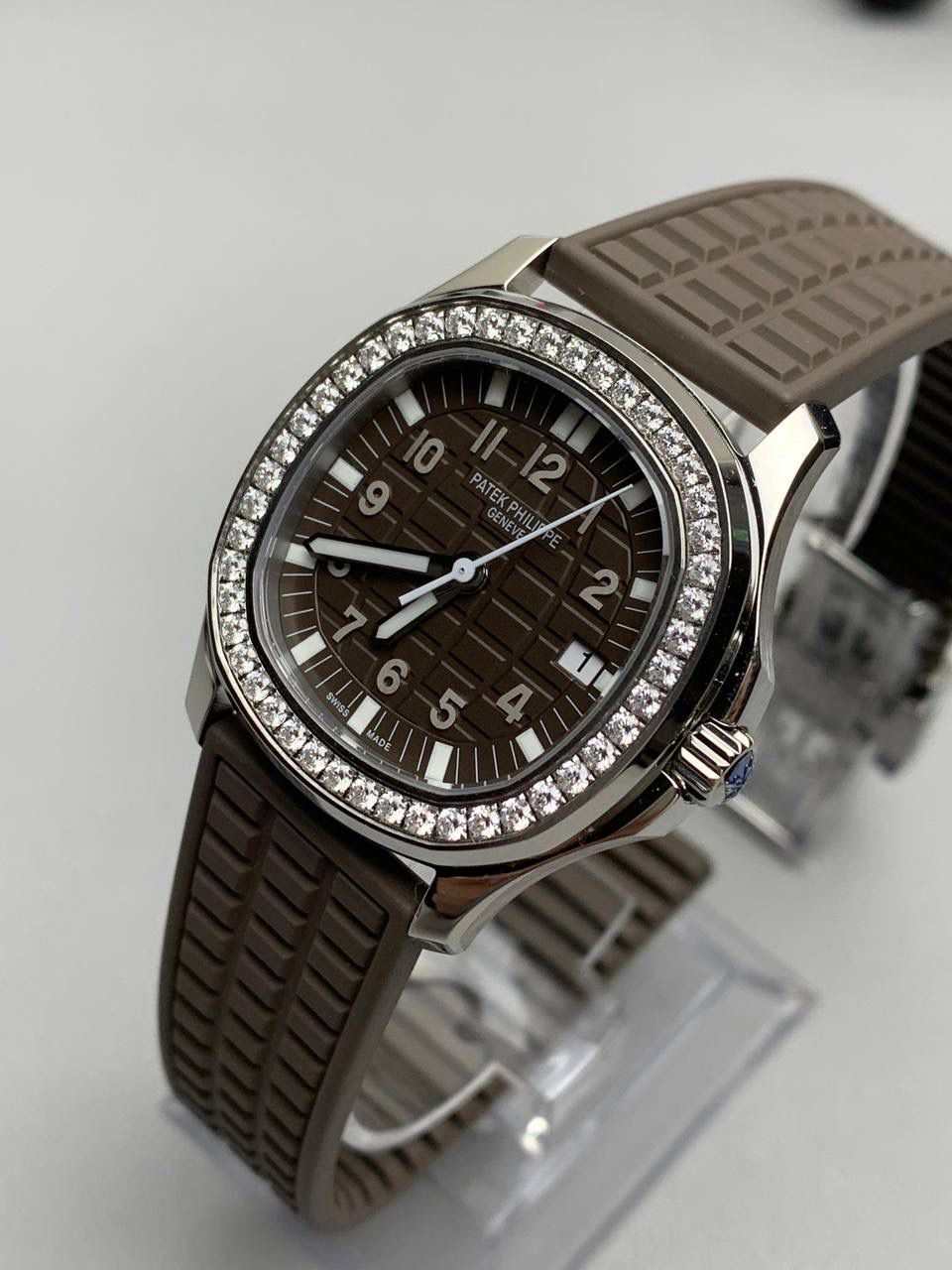 百达翡丽 5067A 手雷 石英女表 ——PPF继续购入原装PP--5067A腕表，独立拆解开模。完美还原PATEK PHILIPPE--5067A全系列石英腕表，带来全网最佳的复刻产品和极致体验。 【表带 扣】 1.采用与原装一致的天然复合橡胶（Tropical）材质，经久耐磨，可抵抗海水侵蚀和紫外线辐射。 2.完美克隆Aquanaut最新表扣，即使在非常细小的拐角处上也做有倒角润饰，确保还原正品般的舒适感。 【表壳】 1.腕表尺寸35.6X7.7mm 圆润的八角形表壳与原装一致，保持着复古的造型和精湛的打磨。 2.旋入式把头设计和实心底盖吻合与原版 3.表圈镶嵌46颗顶级施华洛世奇水晶（共计1克拉） 【机芯】 瑞士石英机芯改PPCal.E23-250芯。走时稳定，续航持久，性价比超高。