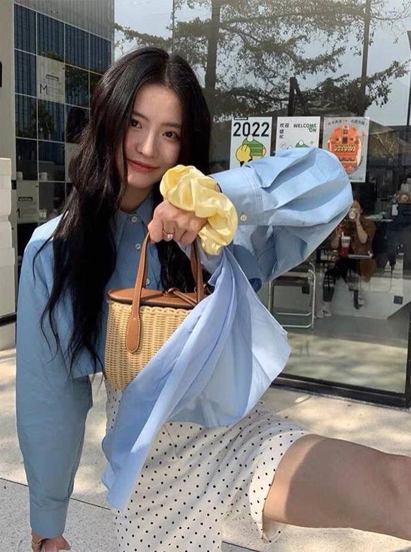 🈶棕色 𝗠𝗶𝘂𝗠𝗶𝘂藤编款 好喜欢编织风的清新与浪漫 满满都是梦幻般的高级感 这款小篮子独特的甜美气息 真的嗲爆了！纯手工编织配小巧精致的包型 超级让人着迷～ 随手拎着夏日感直接拉满 去野餐或海边度假，更是绝绝子 miu女孩们菜篮子的季节来咯 快来买它！ 15×20×8.5cm #F0030m