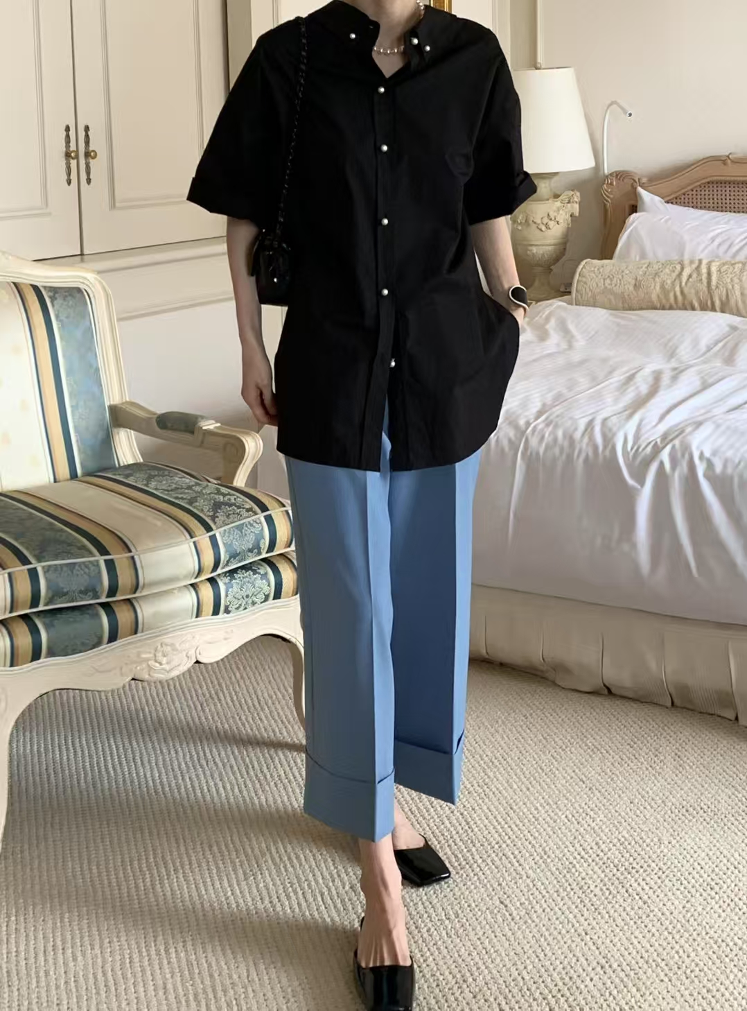 White Shirt with Pearl Buttons and Pleated Back Design ‖ 珍珠纽扣拼褶皱背设计衬衫 KR01115165