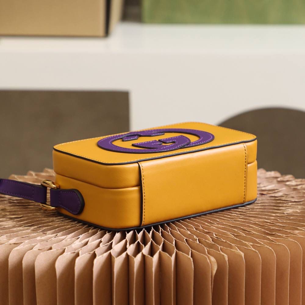 ▪️ 𝙂𝙂盒子包 高级感撞色设计#658230#▪️ ✔️尺寸：17*10*5.5cm 小古新品𝙂𝙂撞色设计盒子包， 这一届的新品太让人眼前一亮了， 撞色的设计搭配盒子包造型， 自带可爱少女气息，竟然附带一丝复古元素！ 盒子包造型搭配经典的𝙋𝙖𝙙𝙡𝙤𝙘𝙠系列锁扣， 可爱的元素搭配经典的搭配融合得恰好！🌈爱了，双𝙂增添了当代时尚格调！