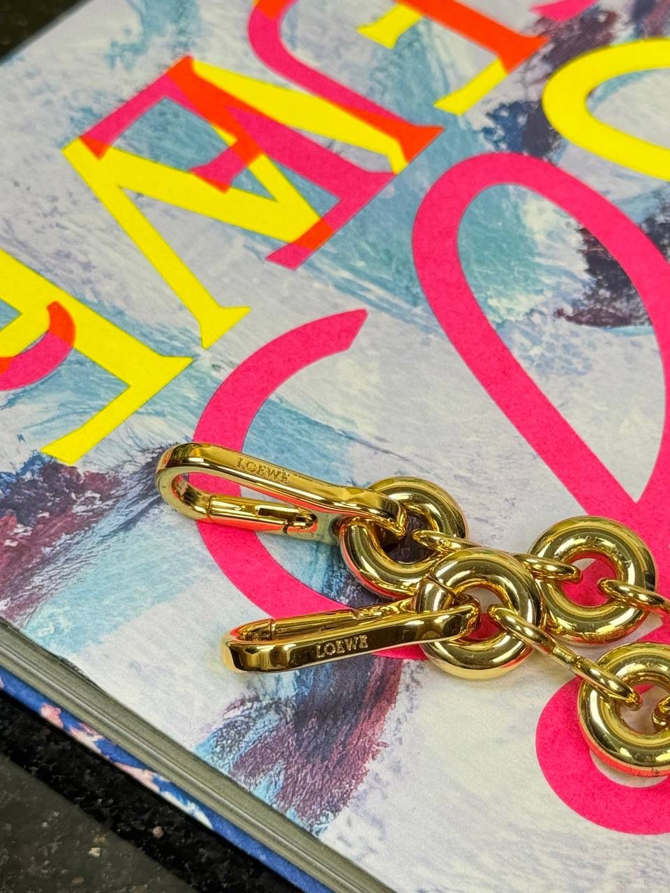 “全新升级*不锈钢材质” 甜甜圈⛓️链条肩带（金色） 尺寸：68×1.6×0.5cm 秀场甜甜圈链条同系肩带，进一步突出了手袋的造型高，引入了鲜明活泼的精神态度😉。