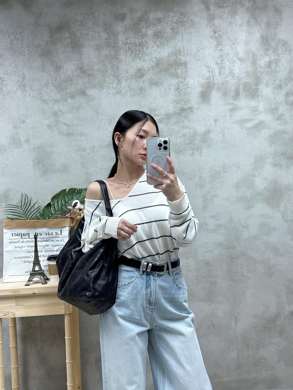 D07 V領橫間薄線Top