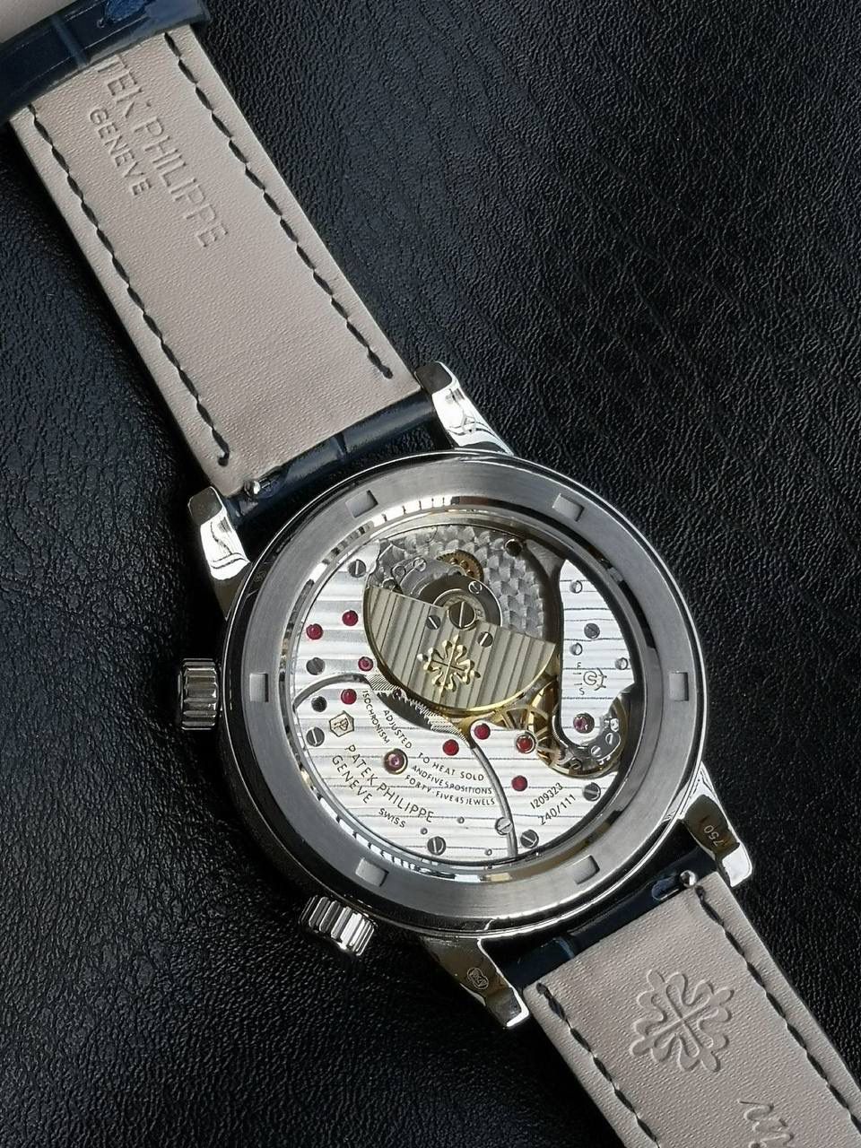 百达翡丽PP-6104G 日内瓦苍穹系列 市场顶级复刻神作震撼来袭！ 搭载原装进口miyota全自动机械机芯改制Cla.240机芯，搭配原装珍珠18K金自动锤，走时精准稳定，性能媲美正品；表圈镶嵌45颗璀璨宝石，表扣点缀28颗珍稀晶石，光影流转间尽显奢华质感；微拱形防眩目处理表镜，折射效果立体通透，让表盘细节清晰可见，质感再升一级💯💯