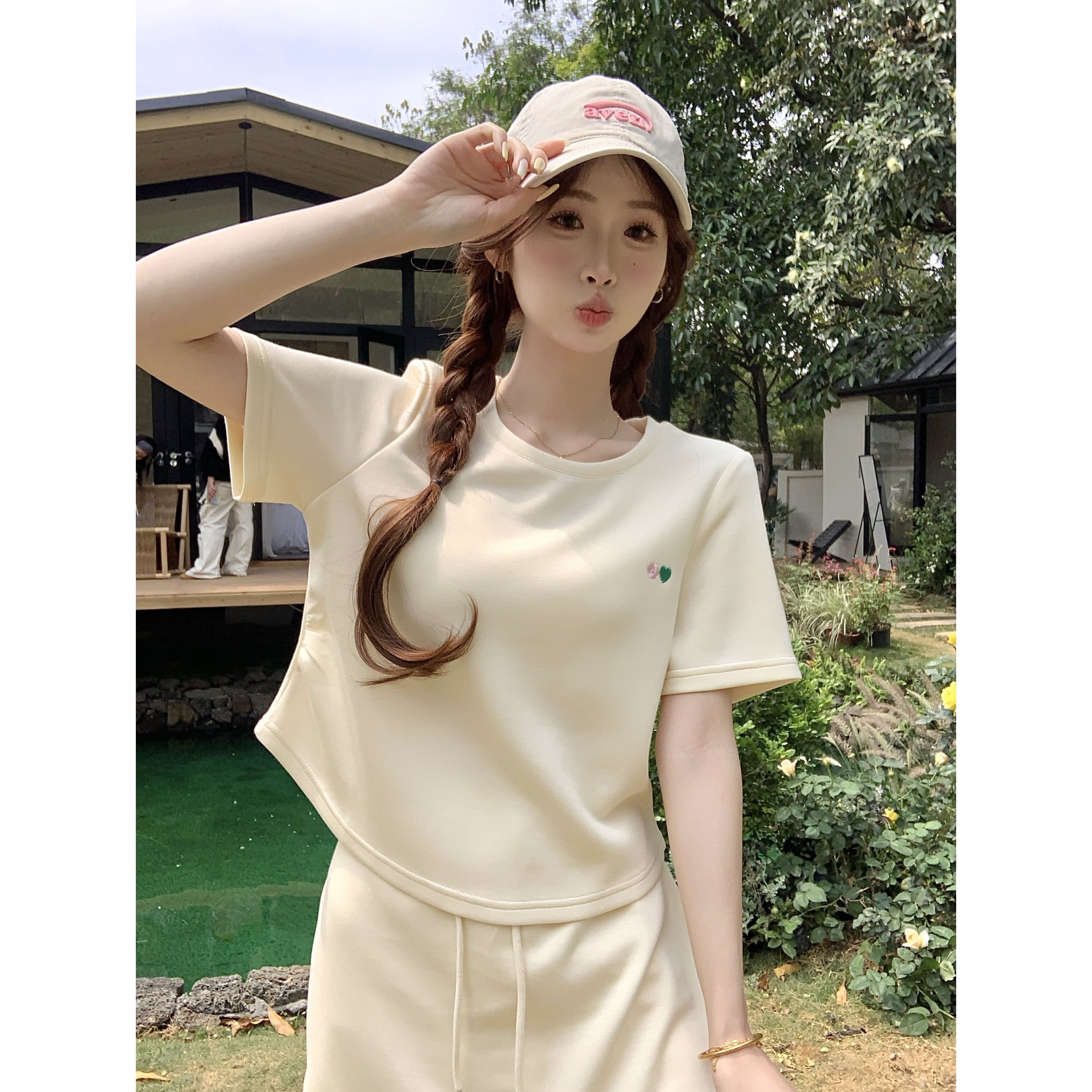 B113(64231) 韩版休闲风小爱心刺绣上衣与双边开角短裙黑黄套装 