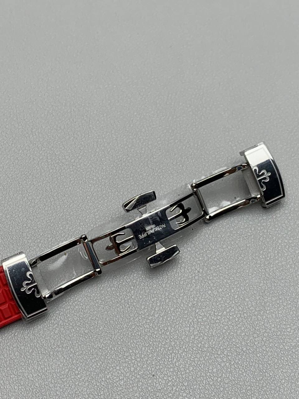 百达翡丽 5067A 手雷 石英女表 ——PPF继续购入原装PP--5067A腕表，独立拆解开模。完美还原PATEK PHILIPPE--5067A全系列石英腕表，带来全网最佳的复刻产品和极致体验。 【表带 扣】 1.采用与原装一致的天然复合橡胶（Tropical）材质，经久耐磨，可抵抗海水侵蚀和紫外线辐射。 2.完美克隆Aquanaut最新表扣，即使在非常细小的拐角处上也做有倒角润饰，确保还原正品般的舒适感。 【表壳】 1.腕表尺寸35.6X7.7mm 圆润的八角形表壳与原装一致，保持着复古的造型和精湛的打磨。 2.旋入式把头设计和实心底盖吻合与原版 3.表圈镶嵌46颗顶级施华洛世奇水晶（共计1克拉） 【机芯】 瑞士石英机芯改PPCal.E23-250芯。走时稳定，续航持久，性价比超高。