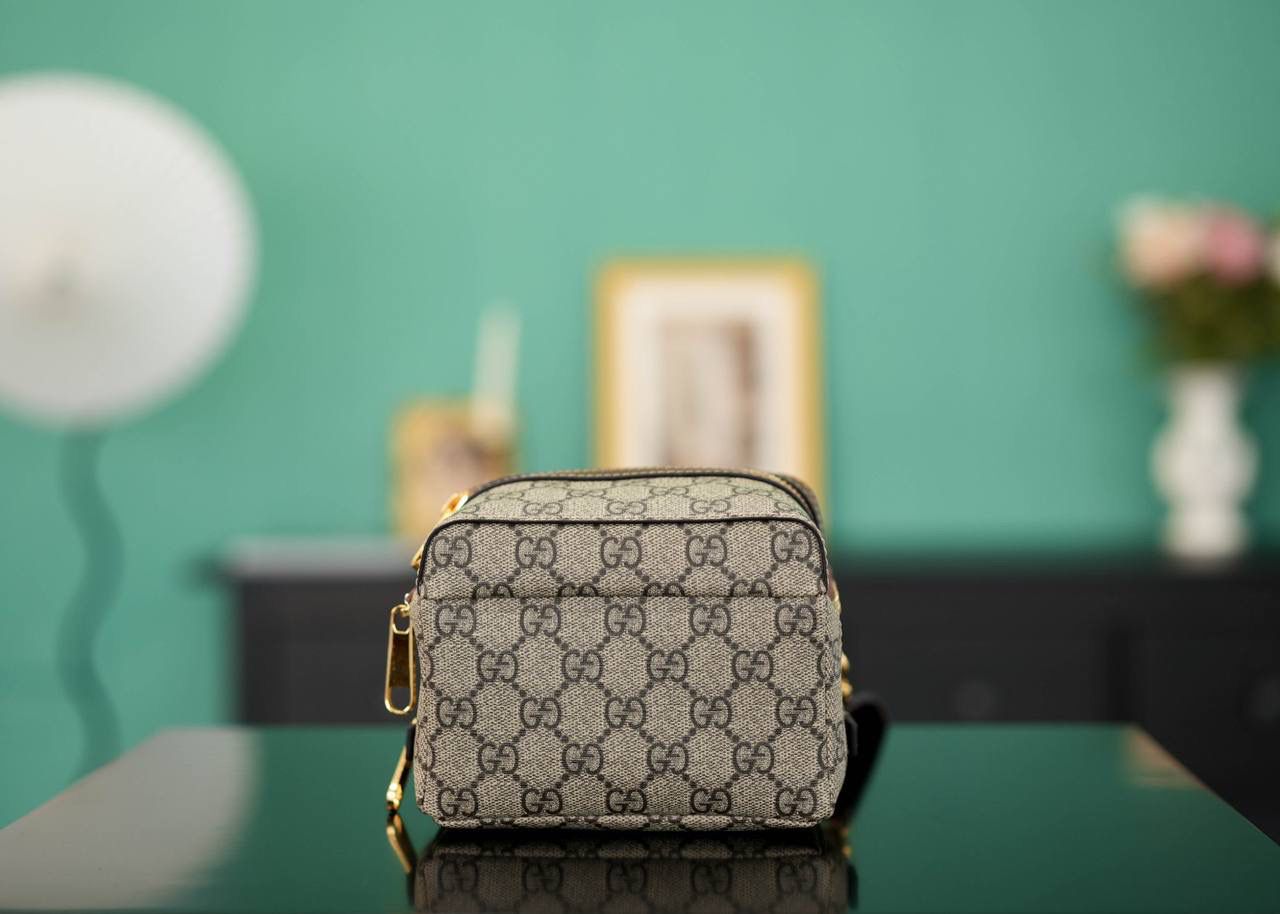 🥯GG 饰互扣式双G多功能手袋 棕色 正品售价,800 独家原厂皮发售 限量级别 新款Retro迷你背包，不是一眼惊艳的款式，属于越看越耐看的款，能手拎也可以单肩斜挎，也可以当腰包，妥妥的搭配神器，自重轻，容量非常OK 官方款号 725654 尺寸：15x19x8cm