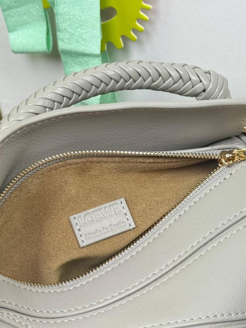 🎈最新编织手腕𝙈𝙞𝙣𝙞 𝙋𝙪𝙯𝙯𝙡𝙚 ——【银灰色】 尺寸：𝟏𝟖-𝟏𝟐.𝟓-𝟖𝐜𝐦 编码：062401【配全套礼盒】 ♥️以罗家经典几何设计，搭配独特的编织手腕，绒面内里。 ♥️容量大，经典百搭，可拆卸肩带，有单肩，斜挎，手提等多样化背法。随性时髦洒脱，实用性强。 ♥️独家背景➕独家品质➕独家全套砖柜礼盒套装，市场高端品质皆在我手✌🏻