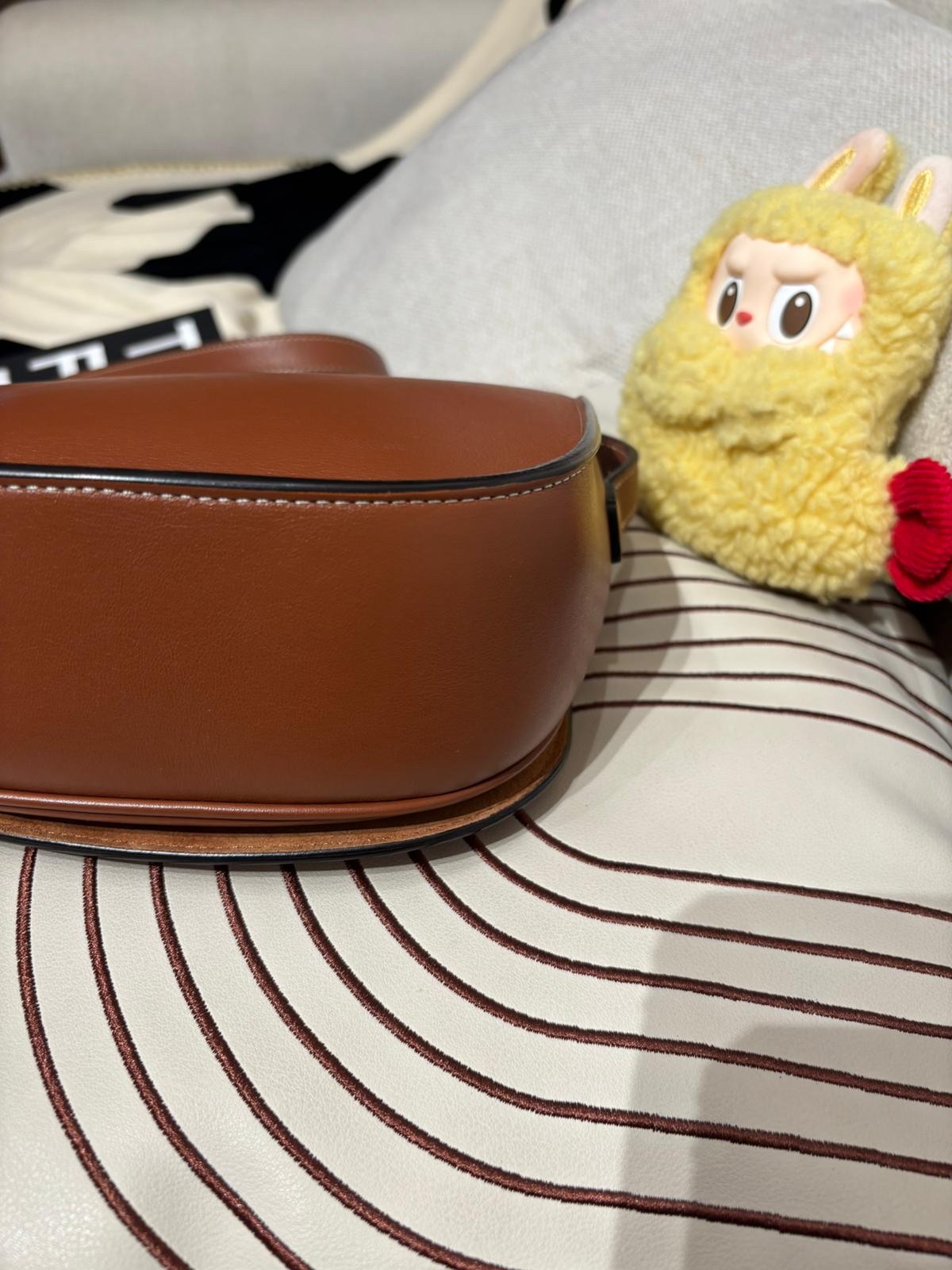 Celine Folco Cuir Triomphe 刺繡凱旋門logo 光滑牛皮革馬鞍包100%Authentic,98%new ✅dust bag ✅booklet   