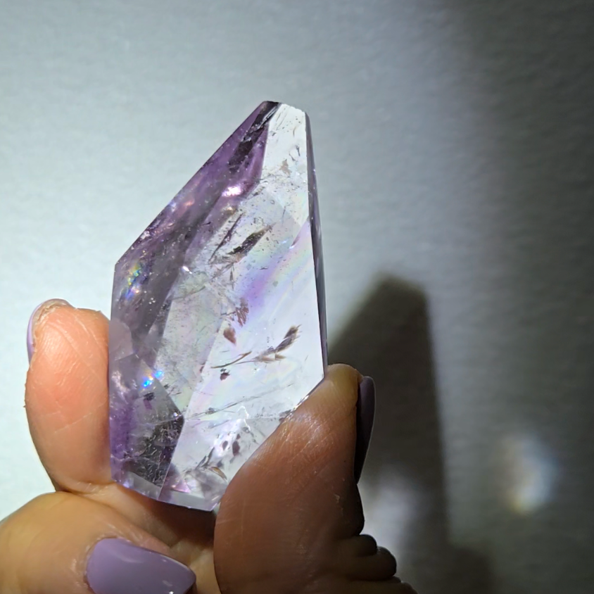 Amethyst pocket stone with rainbows and phantoms - AM68