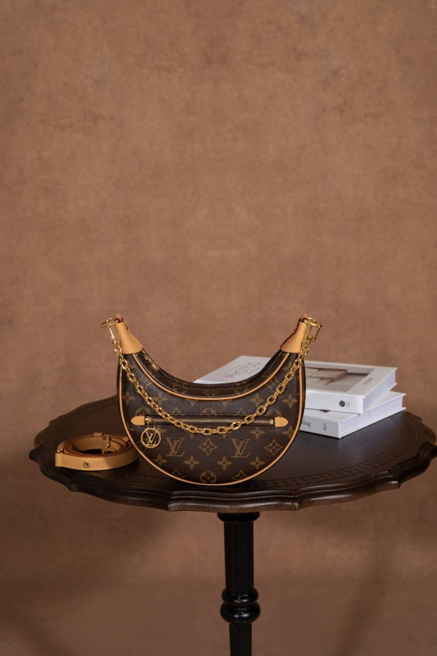 LV豌豆包🎀 这款 LOOP 手袋 灵感来自 LV 档案里的 Croissant 手袋， 在 2022 早春系列 推出～ 半月形＋法棍包造型， 背上身真的很有型，很时尚 😍 包型小巧但很贴身，走路都会跟着身体动，很好看～ 前面还有 拉链口袋 + LV Circle 拉链头， 细节控一定会爱 ❤️