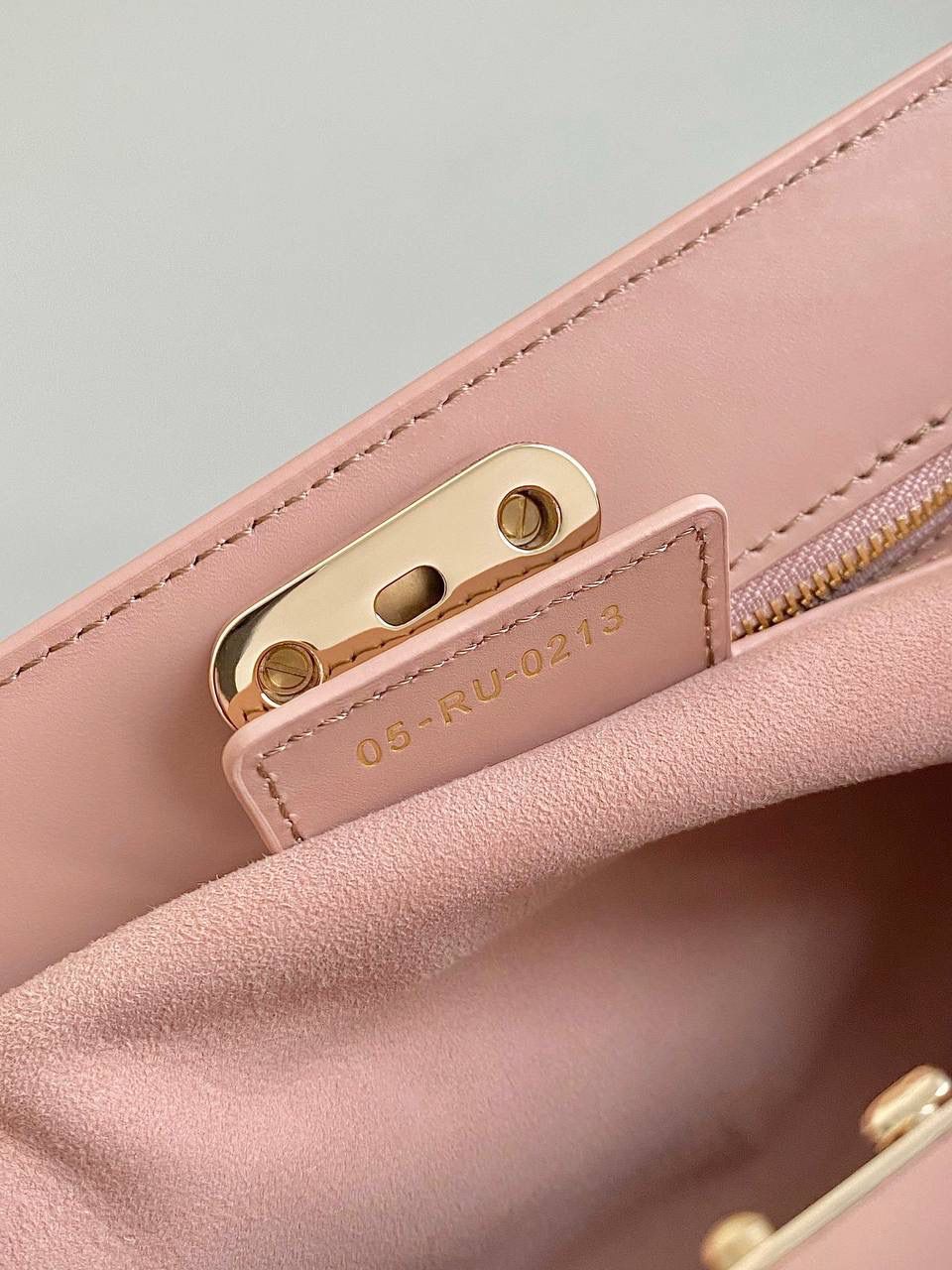 🈶 温柔粉中号 𝗗𝗜𝗢𝗥 𝗞𝗲𝘆手袋/腋下包 啊啊啊贵妇们还没买的都看过来 如此复古法式浪漫的包一定要拎在你手上 首批即出即断！都在翻单再翻单了！！ 早已大火全网时髦界，没有人不爱啊 独特的梯形包身➕细长手柄，优雅高贵 它的悬锁更是绝绝子，两个尺寸可选 小个子女生也可放心的冲大号 日常通勤什么大场合都能给你冲锋 拿捏得恰到好处，找不出一处缺点地方 真是把复古风玩得明明白白，美死了！！ 27×16.5×13.5cm，#6098m