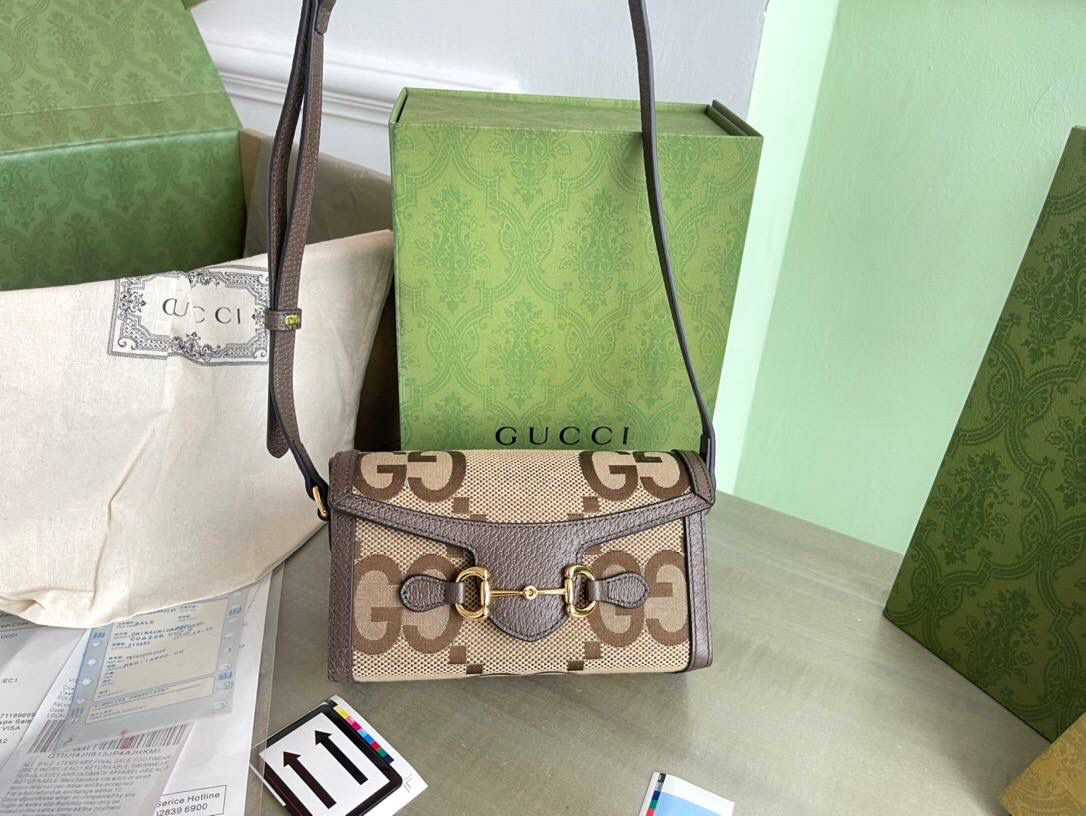 👜独家特级正品 g699296，尺寸：18x12x5cm。1955系列中的一款力作，迷你造型让该系列的标志性配件更加吸睛。gg标识以超大造型点缀在米色和乌木色帆布上，从别样视角诠释了guccio gucci先生的姓名首字母缩写 驼色和乌木色超级双g帆布 棕色皮革滚边 肩带高50厘米🔥✨