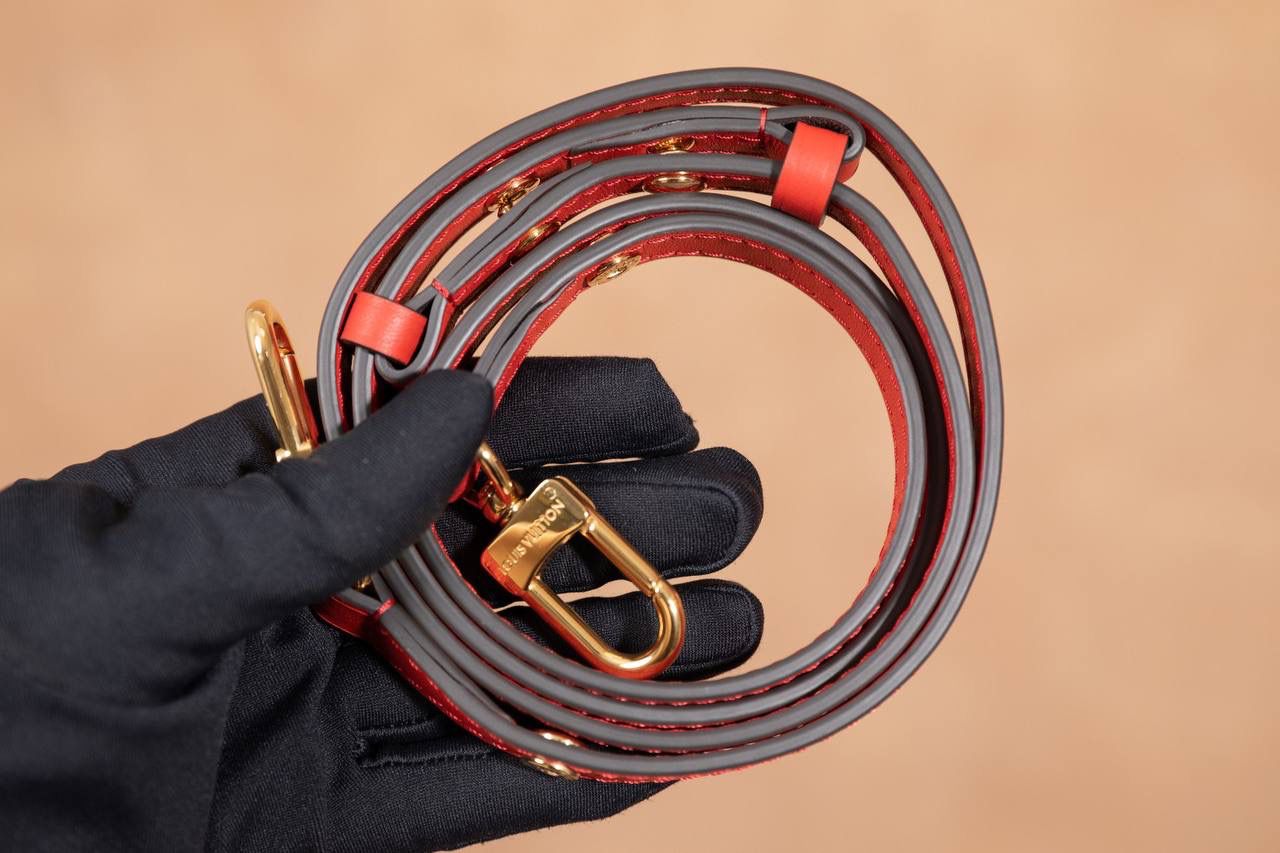 LV水桶包🎀 尺寸 26×26×17.5cm▪️ 这是很多人入门都会选的经典款，超受欢迎！原本在 1932 年是用来装香槟的酒袋，现在变成超时尚的水桶包，经典到不行，被叫“经典之王”一点都不过分😍💯