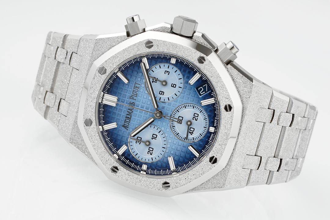 🚀新品爱彼皇家橡树系列26240系列，是一款41毫米精钢自动上链计时码表，搭载APS开发自研Calibre 4401一体机芯，具备飞返计时、小时/分钟/小秒显示及日期功能。其标志性八角形表圈配以八颗六角螺丝，搭配“Grande Tapisserie”大型格纹表盘，层次感鲜明。一体式精钢表链延续了1972年首款皇家橡树的经典设计，兼具运动与优雅。全新开发一体机芯采用导柱轮与垂直离合结构，振频28,800次/小时，与原版完全一致，动力储存约70小时，防水深度50米。AP融合高级制表工艺与前卫美学，是奢华运动腕表的典范之作。💯🔥🔥