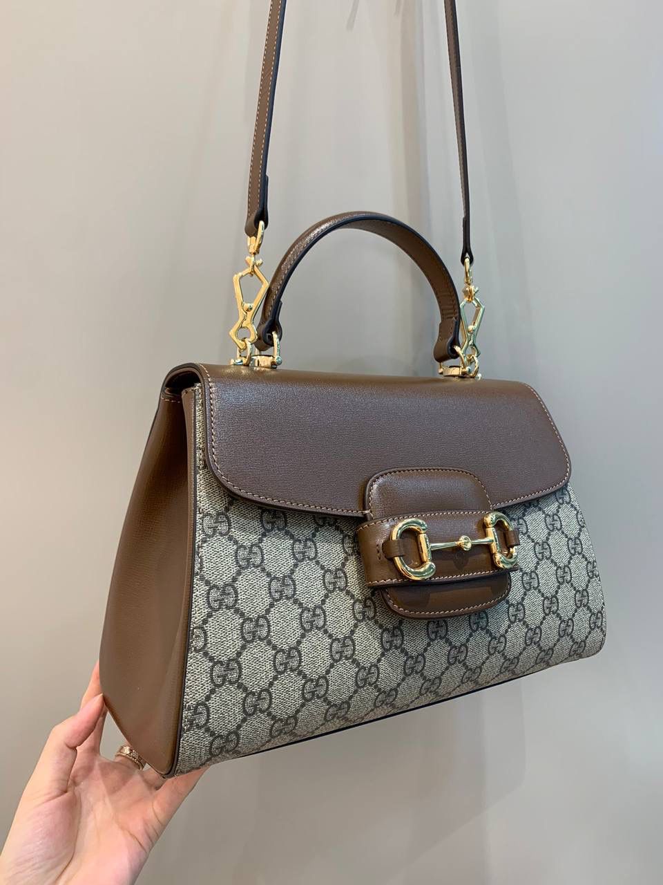 新背景实拍正品级 。（大号29cm） Gucci Horsebit 1955马鞍大号手提包 2023横空出世的超级最新大爆款‼️ 大号28cm证品售价，还是继续采用1955经典棕色原厂皮，除了包身的手提设计，另外配有两个不同风格的肩带，三种不同背法，容量皆备，小巧圆润的包型非常适合亚洲女性，绝对是2023大爆款，继迷你马鞍包后我最喜欢的第二单品‼️ 型号702049；尺寸29x21x11cm