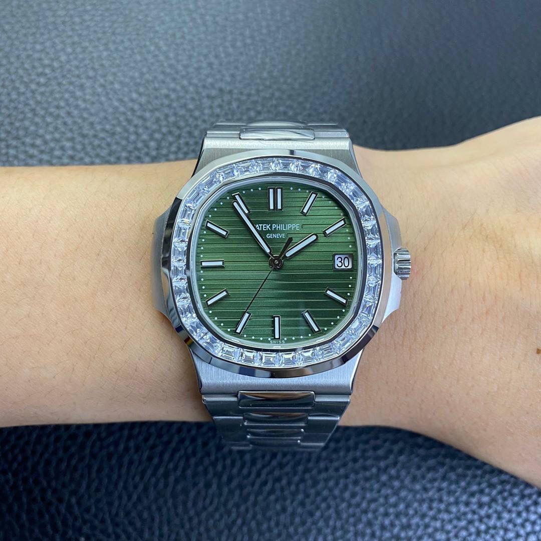 百达翡丽鹦鹉螺5711 橄榄绿盘镶T方钻 2021款🌟🌟 ✅ 核心配置：904钢表壳40×8.3mm，324SC机芯/45h动储/120m防水，时/分/秒/日期+夜光 ✅ 核心亮点：32颗梯形Wesselton T方钻（共3.6ct），贴合八角表环，珠宝级镶嵌 ✅ 核心质感：橄榄绿盘横向凸纹放射光，全表手工抛光，钢表带贴合舒适