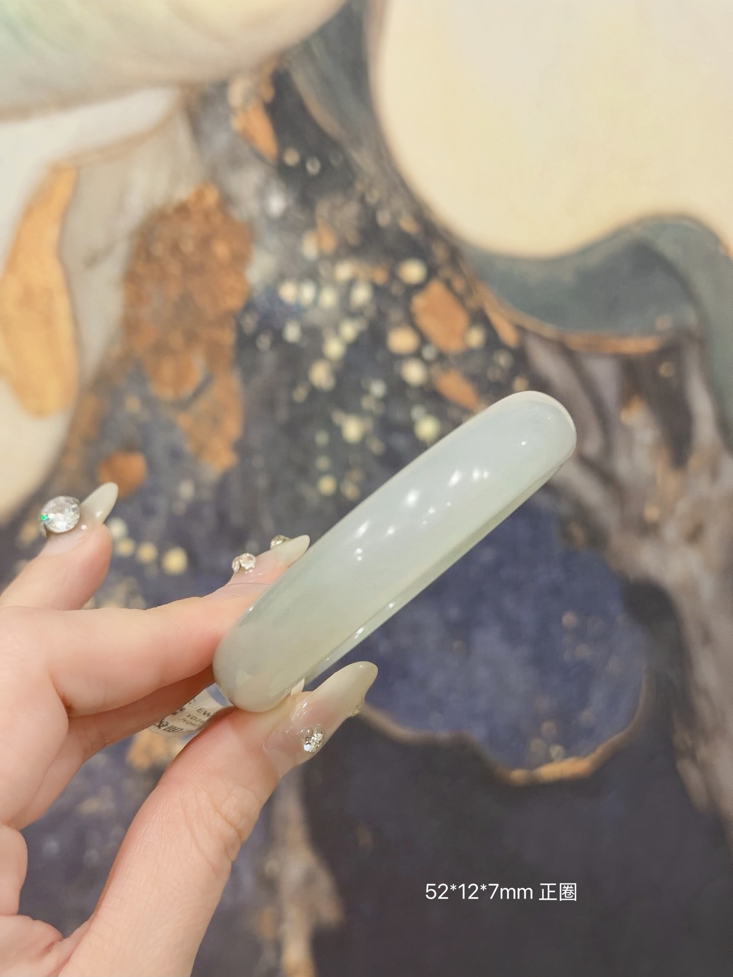 ✨晴底白月光 · 半山水翡翠手镯✨一半清透晴底，一半柔润白月光像山水之间的光影流转，温柔又有层次感这只不是普通的种水镯而是自带意境的半山水美感，内润起光，收藏级别的美镯📏产品规格	圈口：52mm（51/52/53合适）	宽度：12mm	厚度：7mm  镯型：正圈🛍️购买保障🇲🇾 马来西亚现货📜 附正规鉴定证书⏳支持3天鉴赏期✈️ 全球配送#马来西亚翡翠 #怡保 #吉隆坡 #新山 #新加坡