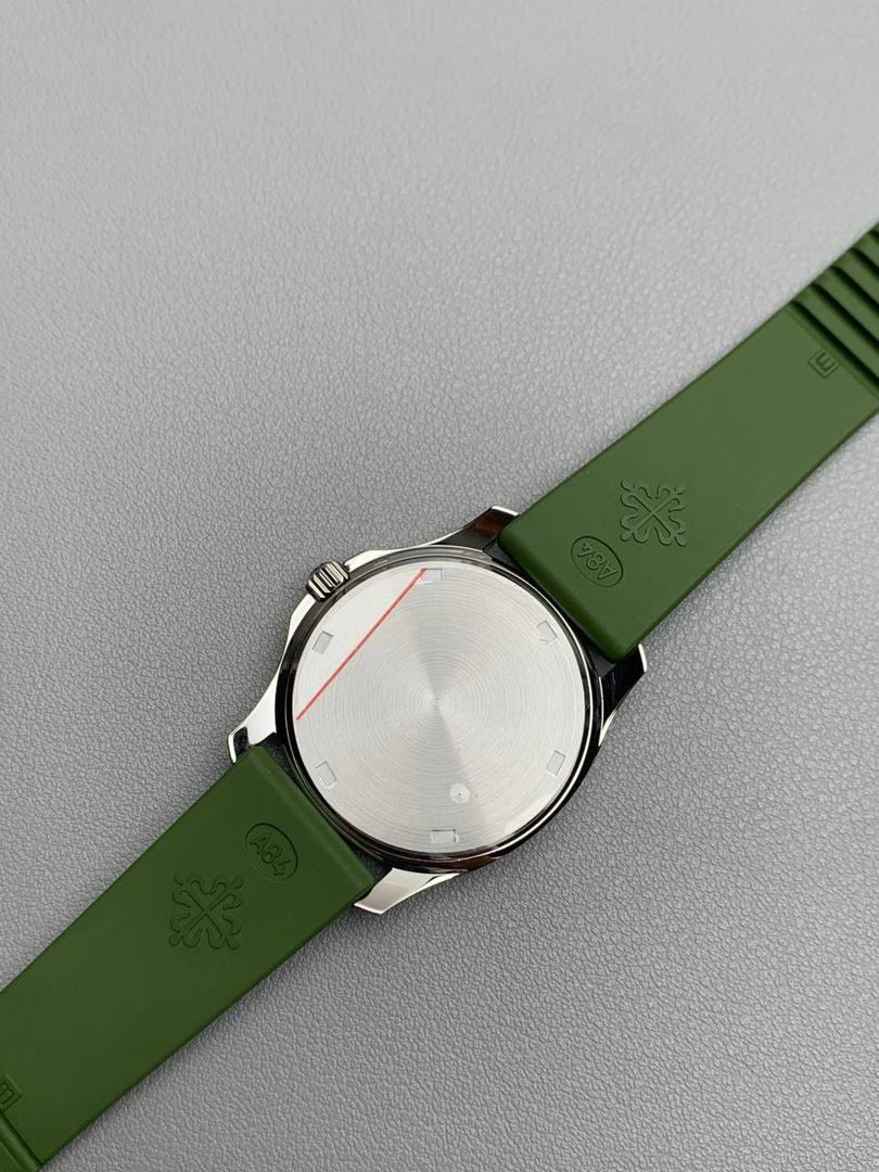 百达翡丽 5067A 手雷 石英女表 ——PPF继续购入原装PP--5067A腕表，独立拆解开模。完美还原PATEK PHILIPPE--5067A全系列石英腕表，带来全网最佳的复刻产品和极致体验。 【表带 扣】 1.采用与原装一致的天然复合橡胶（Tropical）材质，经久耐磨，可抵抗海水侵蚀和紫外线辐射。 2.完美克隆Aquanaut最新表扣，即使在非常细小的拐角处上也做有倒角润饰，确保还原正品般的舒适感。 【表壳】 1.腕表尺寸35.6X7.7mm 圆润的八角形表壳与原装一致，保持着复古的造型和精湛的打磨。 2.旋入式把头设计和实心底盖吻合与原版 3.表圈镶嵌46颗顶级施华洛世奇水晶（共计1克拉） 【机芯】 瑞士石英机芯改PPCal.E23-250芯。走时稳定，续航持久，性价比超高。