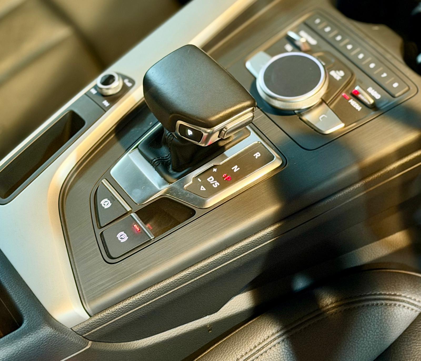 Audi A4 Sedan 30TFSI S-Line 2016