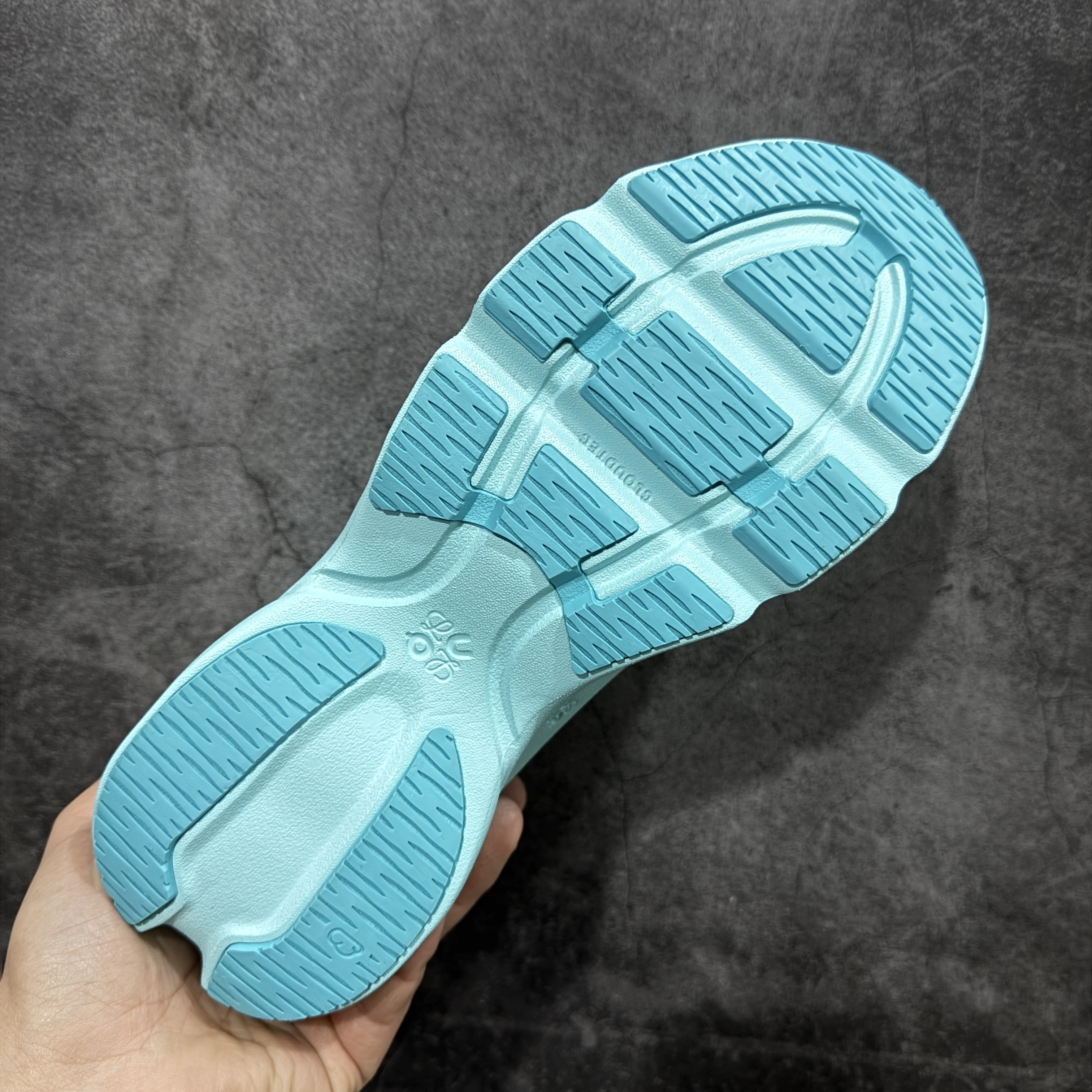 LOEWE x On Cloudsolo