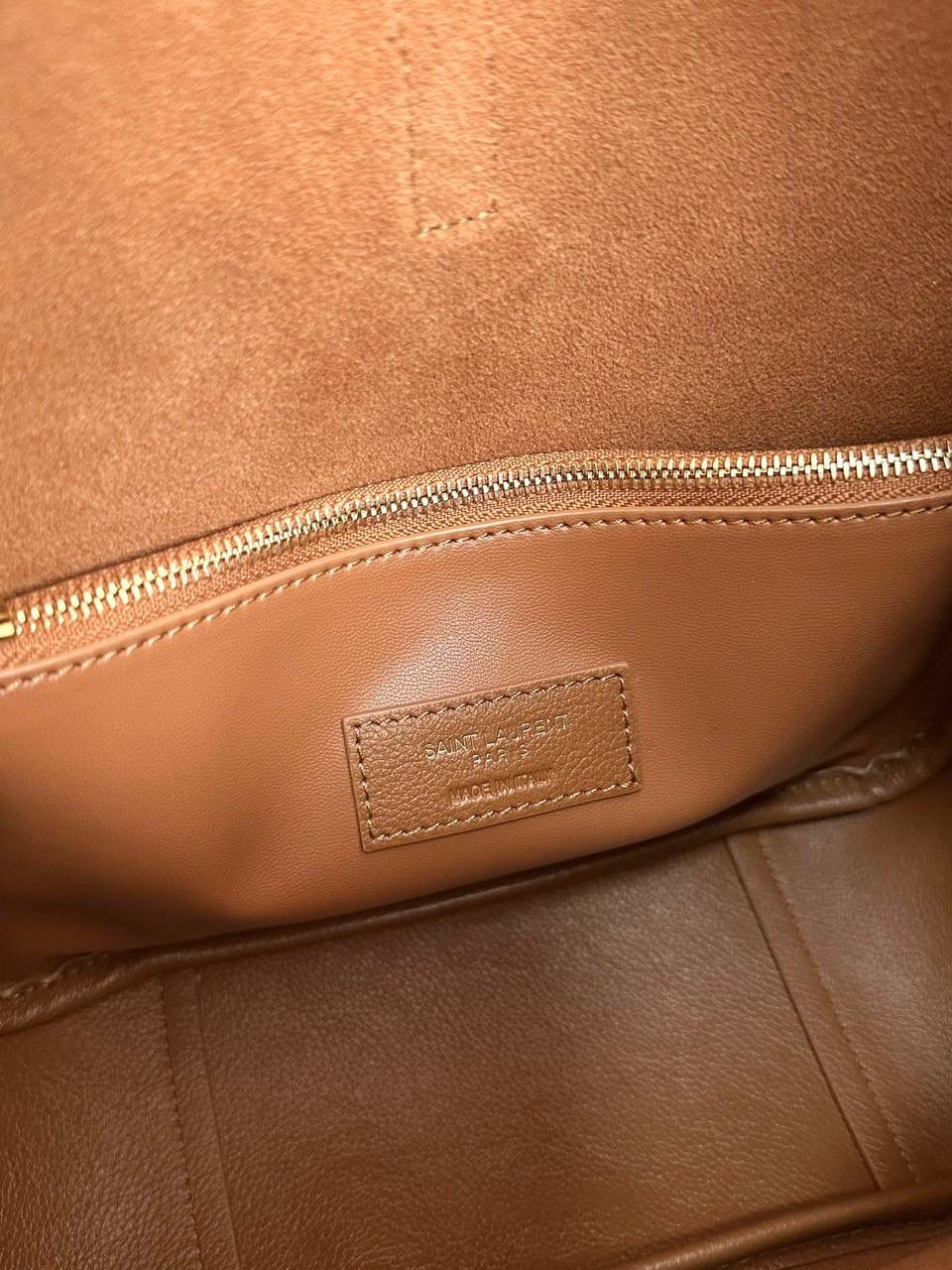 销量王🔥 ys1 hobo bag腋下包 我和你们说，这只包看着普普通通 但是上身是真的很好看！ 第一次看到他们家有这种慵懒的腋下包 整个包都是柔软的原厂胎牛皮 又轻容量又大，真的很～～好背 这只包的灵魂在于圆滚滚中又有型 市场很多做得太挺括硬朗，那种货打咩啊❌ ZP开发⚠️全套包装哦～ 23×22×8.5cm713938m