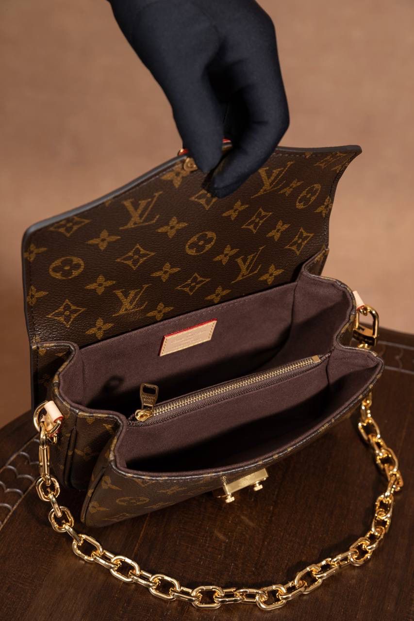 LV小邮差🎀 尺寸 21.5 × 13.5 × 6cm，小小一只很精致～Mini 小邮差设计，经典中带点新鲜感。链条是可以拆的，很灵活： 👉 装链条就变腋下包，复古感满满 👉 老花肩带可以调节，肩背、斜挎都 OK 👉 肩带随你换，怎么搭都好看 👜 包包本身很轻，背久也不会累～里面还有隔层设计，东西好放又整齐，用起来真的很舒服 👍 这一款真的是新款里的黑马，大爆款预定，强烈推荐啦 💕 选LV这只包，日常出门直接帮你加分，怎么背都很有型 😍