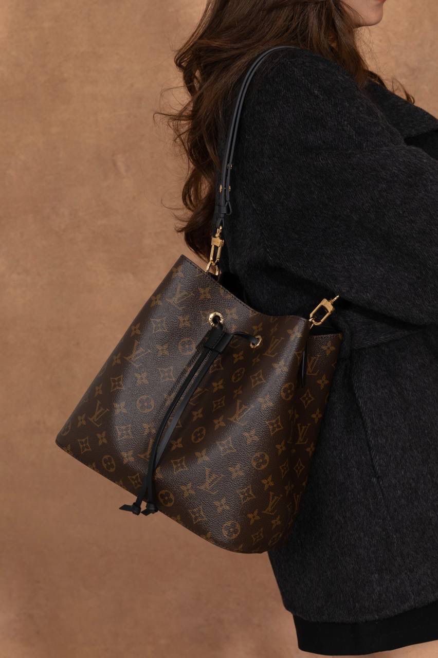 LV NÉONOÉ 水桶包 👜✨细节实拍🎀 水桶包原型来自 1932 年的香槟袋， 经典又耐看，不分年纪，背起来都很有感觉。 又能装、又好搭，休闲穿、正式穿都 OK， 属于那种越背越喜欢、怎么都不会过时的款 💖