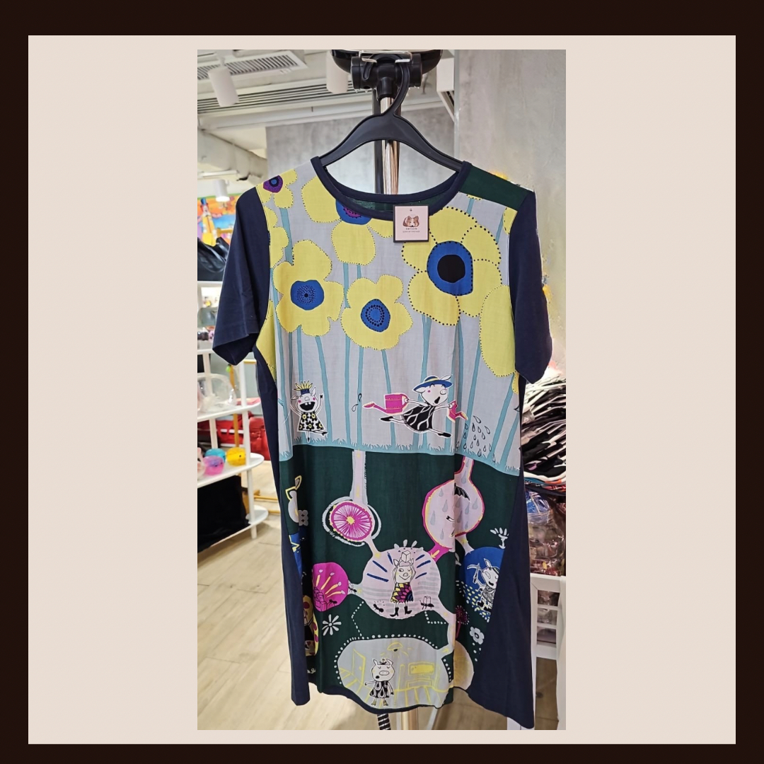 🎨 童話藝術：Alberobello 經典小豬櫻桃雨插畫長版上衣