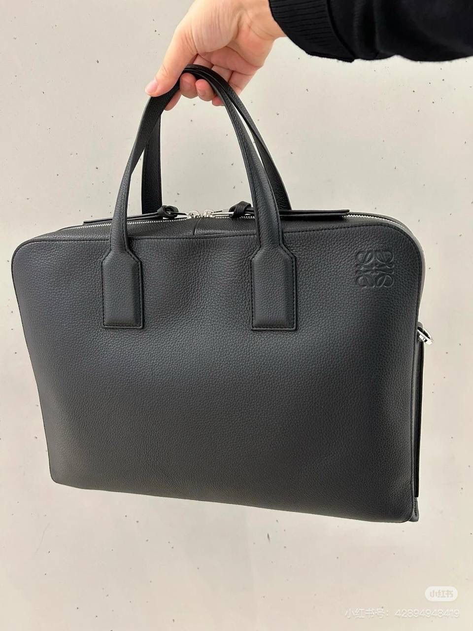 👉🏻牛皮【𝐺𝑜𝑦𝑎薄款公文包】 —黑色❤️ 编码：062344 尺寸：𝟑𝟖-𝟐𝟕-𝟖𝐜𝐦 📍柔软粒面小牛皮流线型公文包•可通过顶部手提或可拆卸可调节肩带携带。 📍拉链开合•牛皮革拉链头 内部拉链口袋和两个插袋❤️人字纹棉质帆布内里。 🉑容纳14寸电脑💻📍粒面小牛皮材质•耐糙经典❤️