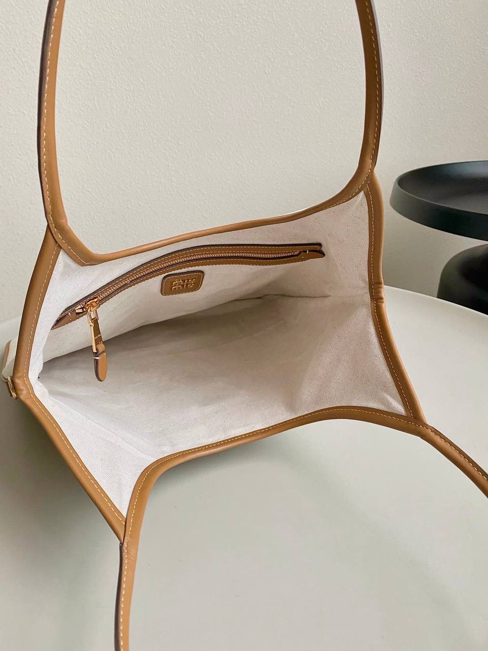 🈶帆布白 𝗠𝗶𝘂𝗠𝗶𝘂托特 爱上miu的快乐 就是不断创新 不断惊喜 造型从纯色到拼皮再到帆布 每一版都能打 能爆，真的杀疯了 35×40cm #F0110m