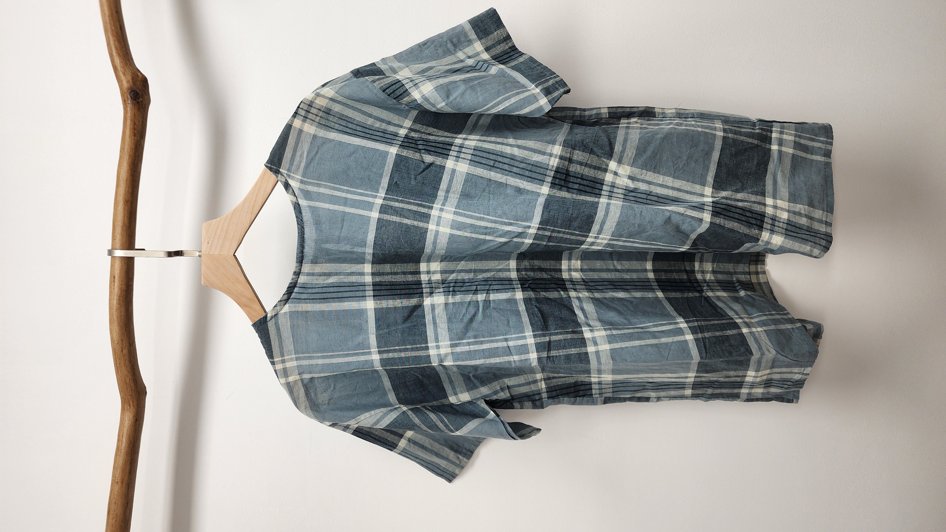 日牌灰藍格仔棉麻衫