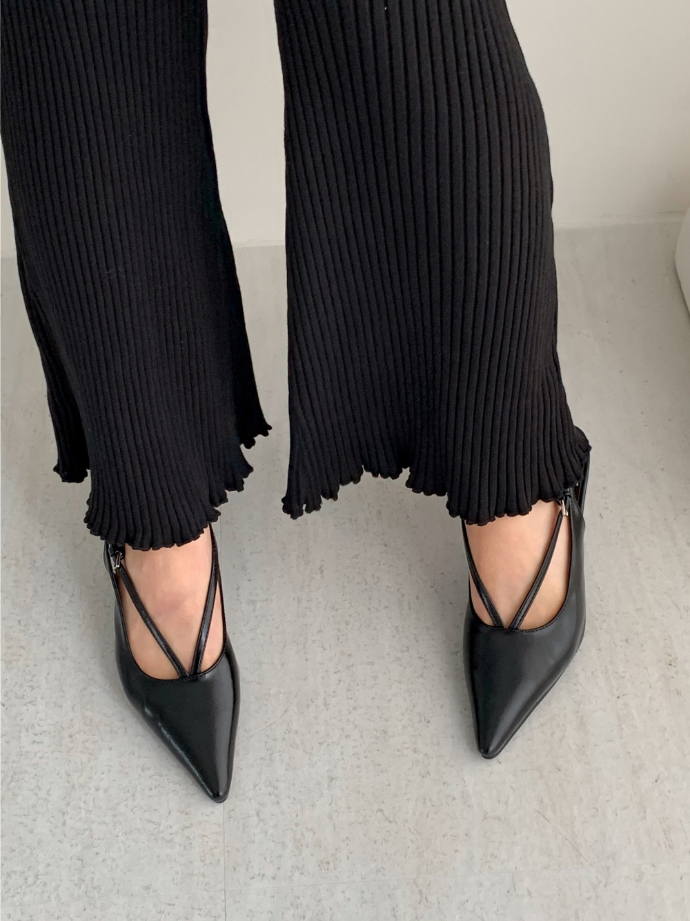 V strap slingback heeled shoes