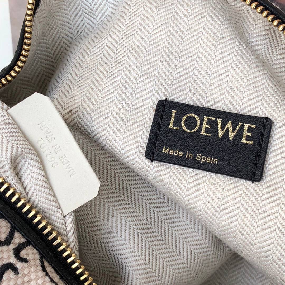 * 𝘊𝘶𝘣𝘪 𝘈𝘯𝘢𝘨𝘳𝘢𝘮 提花布手袋✌️ 小号尺寸:21-12-17cm（顶部宽处25cm） 编码:652104黑白/布 包包面料挺括度适中，没有固定形状 ，背上出门慵懒氛围感十足😘，肩带可以调节，伸缩至腋下背，单肩，手拎皆可