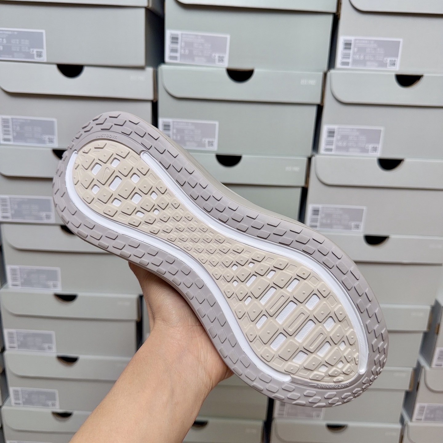 Nike Vomero Plus HV8150-001