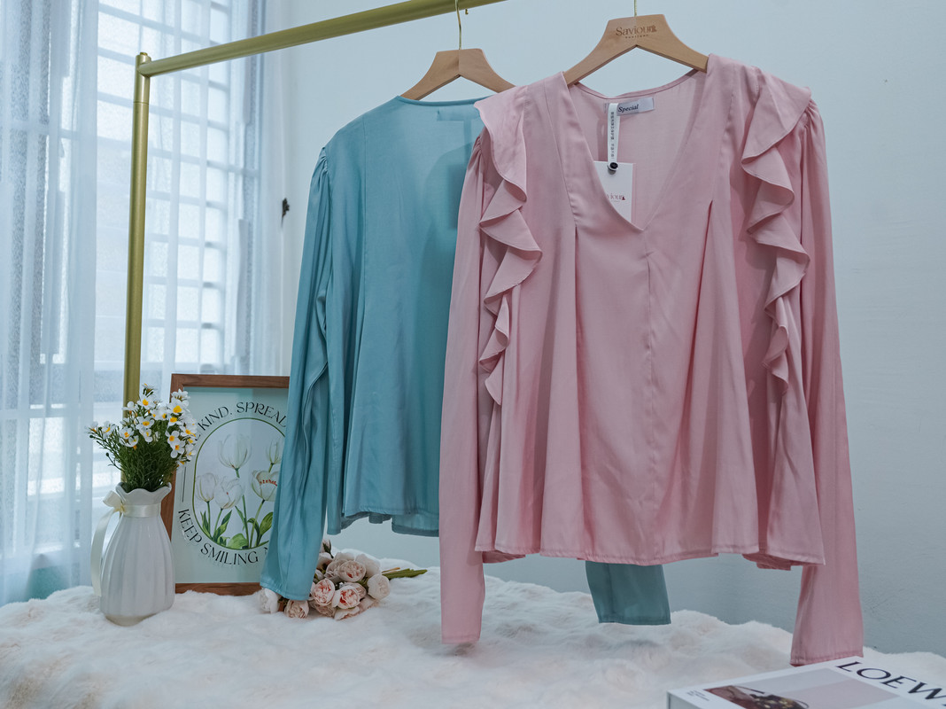 Ruffled V-Neck Loose Fit Long Sleeve Blouse ‖ 荷叶边V领宽松长袖上衣 KR016285012