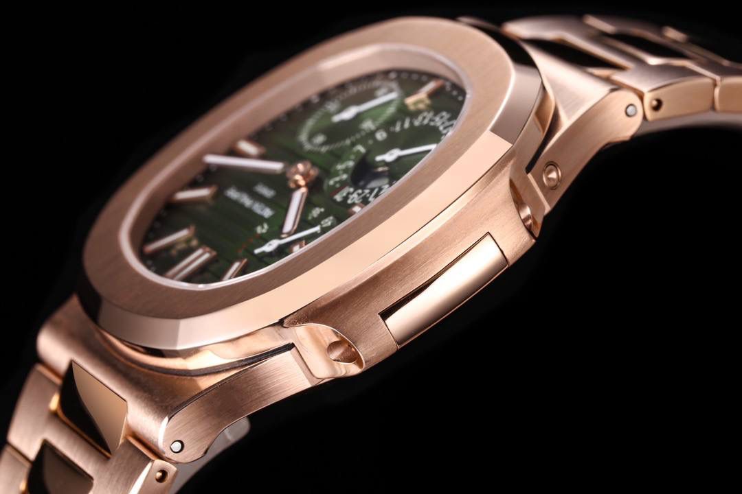 震撼推出——百达翡丽鹦鹉螺5712/1A-001多功能腕表，融合经典美学，荟萃以往精华！😍🔥 【表壳】腕表尺寸40毫米，同正品一致的枕型表壳采用正面拉丝，侧面抛光的两种工艺组合，层次感分明，质感十足。尽显精湛工艺。 【表带】采用原装表带一比一量身打造，每节表带的中央抛光部位，都能呈现钻石的形状，尽显高级质感。 【机芯】3K厂采用定制版PP.Cal.240 PS IRM C LU机芯，完美还原正品，日期，真动能，真月相功能。