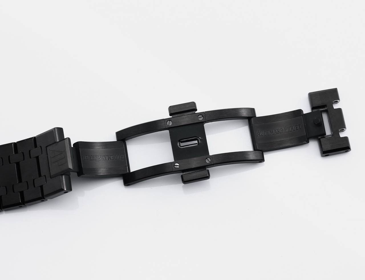 🚀爱彼 皇家橡树系列 ，复杂功能万年历腕表。型号：26574ST.OO.1220ST.01 业内唯一实现原版功能。💯 贵族钟表 爱彼皇家橡树系列万年历腕表，高贵优雅的蓝盘配上冷艳精钢表壳，完美体现爱彼美学设计及复杂功能的极高技术。 表壳采用316L精钢，直径41毫米. 厚度11.4mm。蓝色表盘镌刻“Grande Tapisserie”大格纹装饰，蓝色表盘，立体时标、刻面指针覆盖夜光涂层。三个显示日历功能的副表盘以及月相显示盘对称分布于表盘之上，井然有序地显示出小时、分钟、星期、日期、周历、月份、月相和闰年信息。真正唯一对版。蓝宝石防眩光处理让整体手表更加通透明亮。 搭载9015一比一改装定制还原Calibre 5134自动上链机芯。堪称毕业的产品。 这枚腕表的编号是Ref. 26574ST.OO.1220ST.01