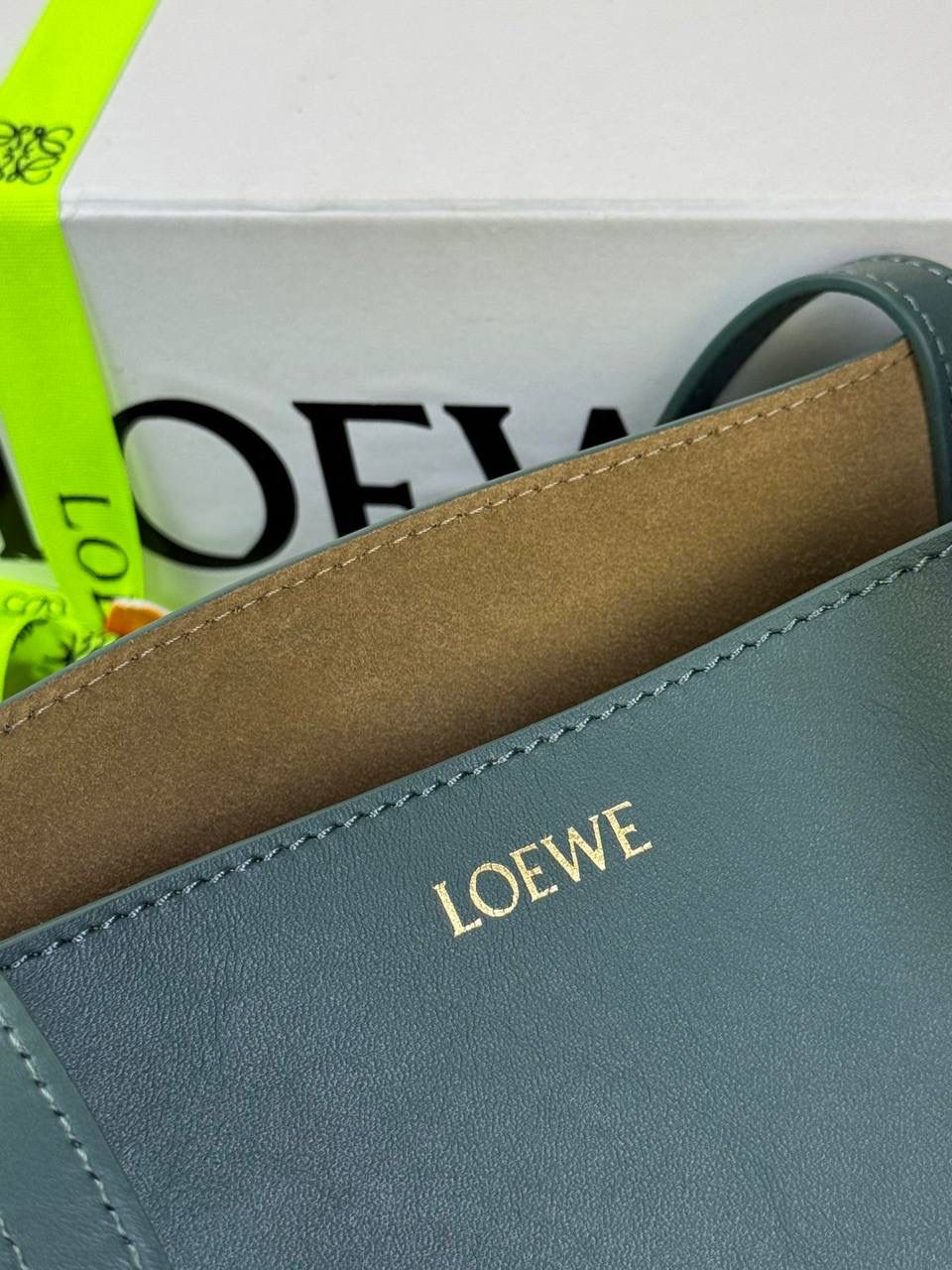 🎈*中号𝐏𝐮𝐳𝐳𝐥𝐞 𝐅𝐨𝐥𝐝折叠手袋👜*（香根草绿） ——全新【𝗡𝗘𝗪】升级‼️ 延续经典𝙋𝙪𝙯𝙯𝙡𝙚的标志性几何裁剪设计，新晋顶流🅰️𝙋𝙪𝙯𝙯𝙡𝙚 𝙁𝙤𝙡𝙚 𝙏𝙤𝙩𝙚以折纸包为灵感，升级成🉑完全折叠‼️的结构，立体与平面任意切换，出差旅行🧳必备单品。小牛皮材质轻且柔软，𝐌𝐢𝐧𝐢尺寸搭配一条可拆卸式肩带，手提，肩背，斜挎多样化背法✨ 尺寸：𝟐𝟓.𝟓-𝟏𝟒.𝟓-𝟑𝟏.𝟓𝐜𝐦 款号：052316